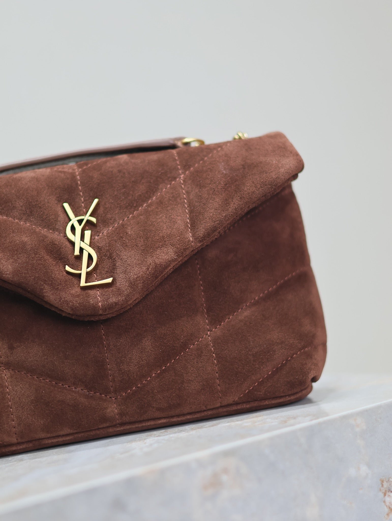 {Style No: I8FXWUSX} PUFFER TOY 23 IN WALNUT BROWN SUEDE GOLD HARDWARE - Image 9