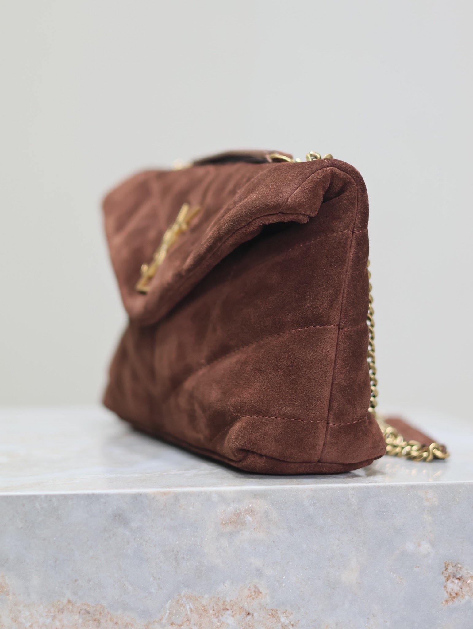 {Style No: I8FXWUSX} PUFFER TOY 23 IN WALNUT BROWN SUEDE GOLD HARDWARE - Image 6