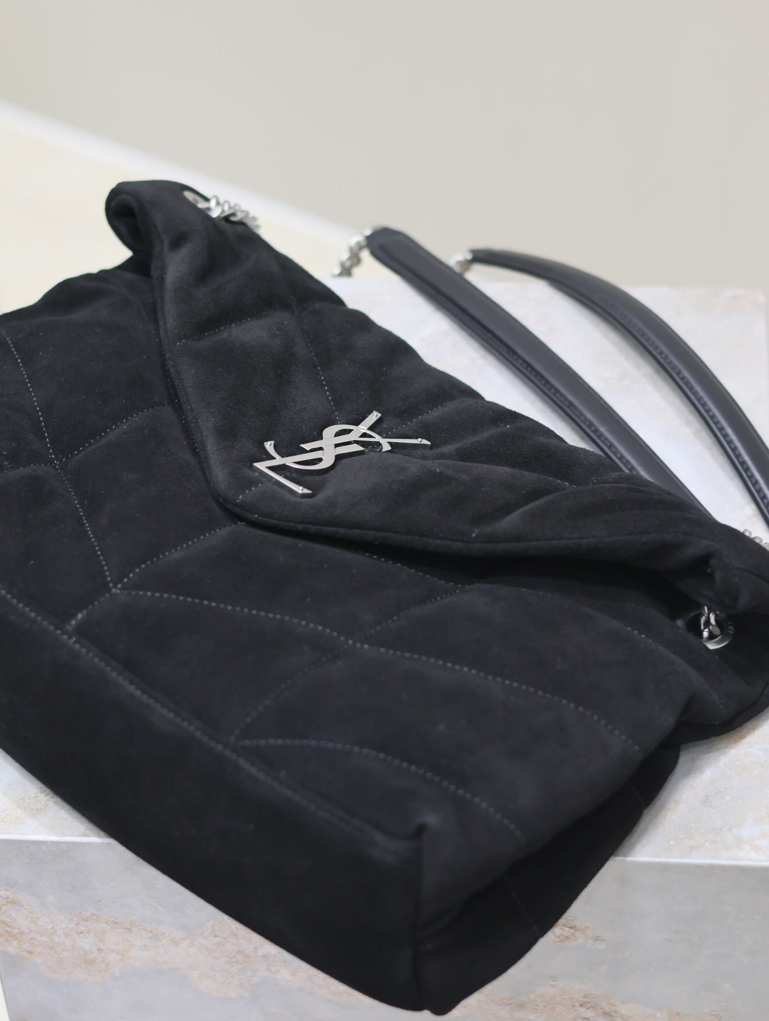 {Style No: 4TKOVLZ5} YSL 25S LOULOU PUFFER GM 35 IN BLACK SUEDE SILVER HARDWARE - Image 4