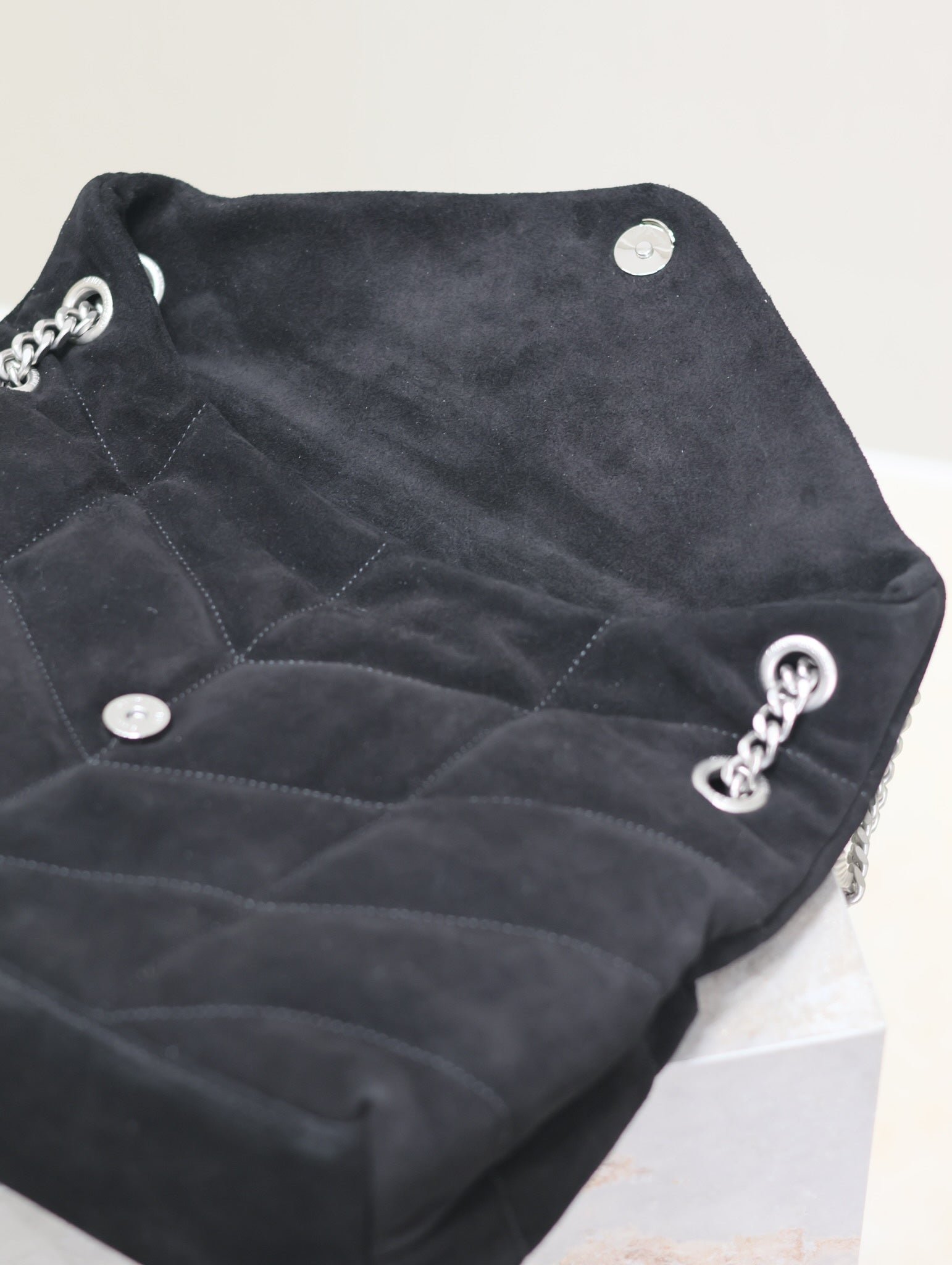 {Style No: 4TKOVLZ5} YSL 25S LOULOU PUFFER GM 35 IN BLACK SUEDE SILVER HARDWARE - Image 5