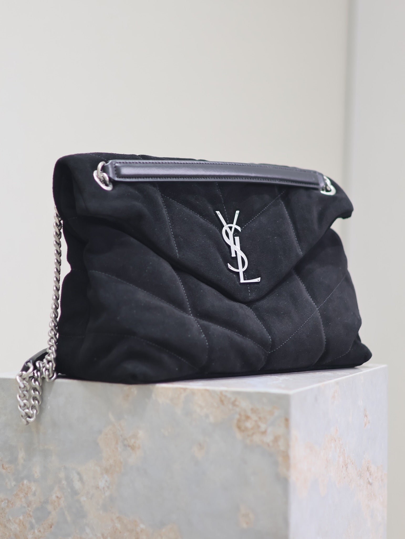 {Style No: 4TKOVLZ5} YSL 25S LOULOU PUFFER GM 35 IN BLACK SUEDE SILVER HARDWARE - Image 6