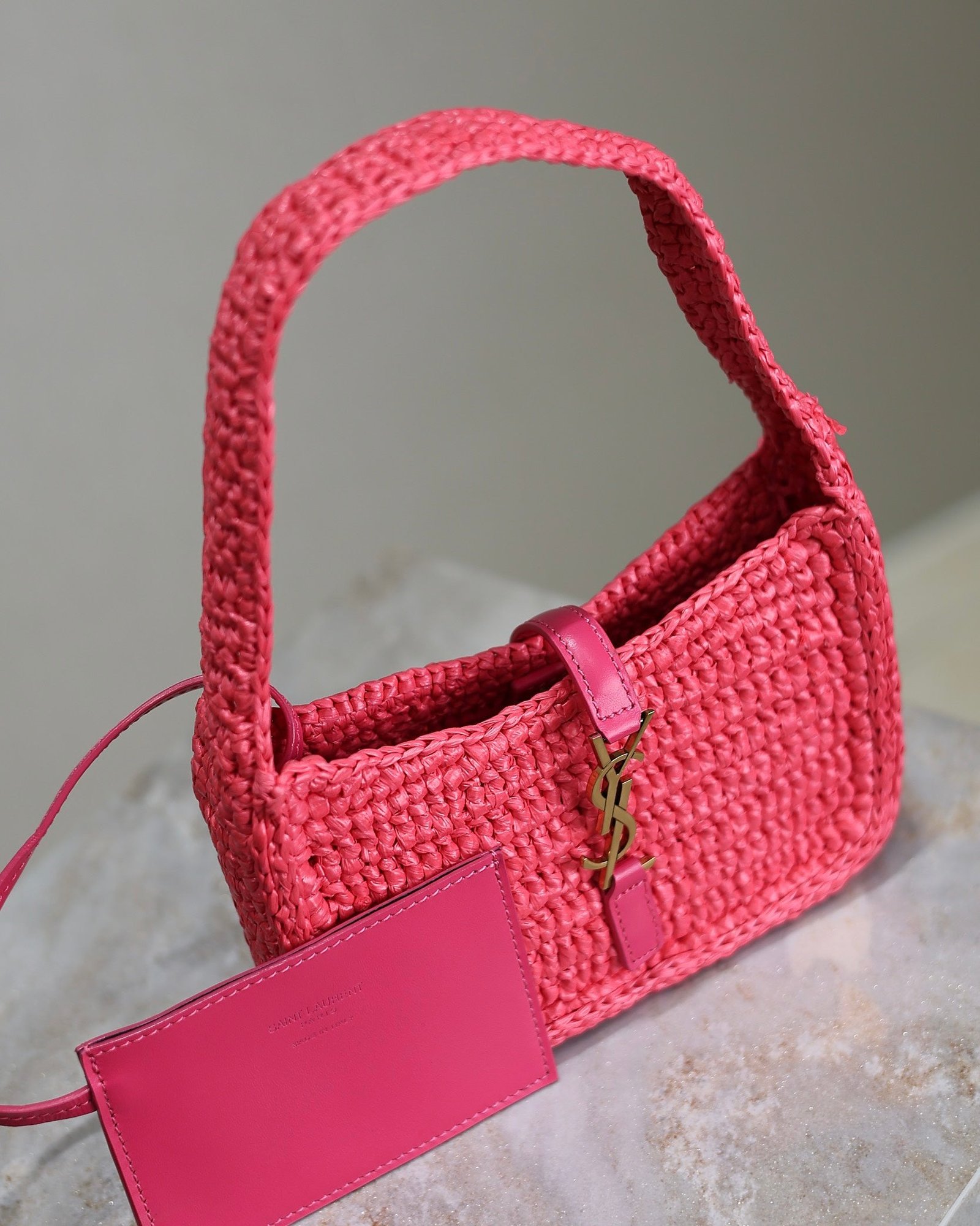 {Style No: WSX1FJA3} LE 5 À 7 BAG 19 IN MAGENTA PINK WOVEN RAFFIA - Image 3
