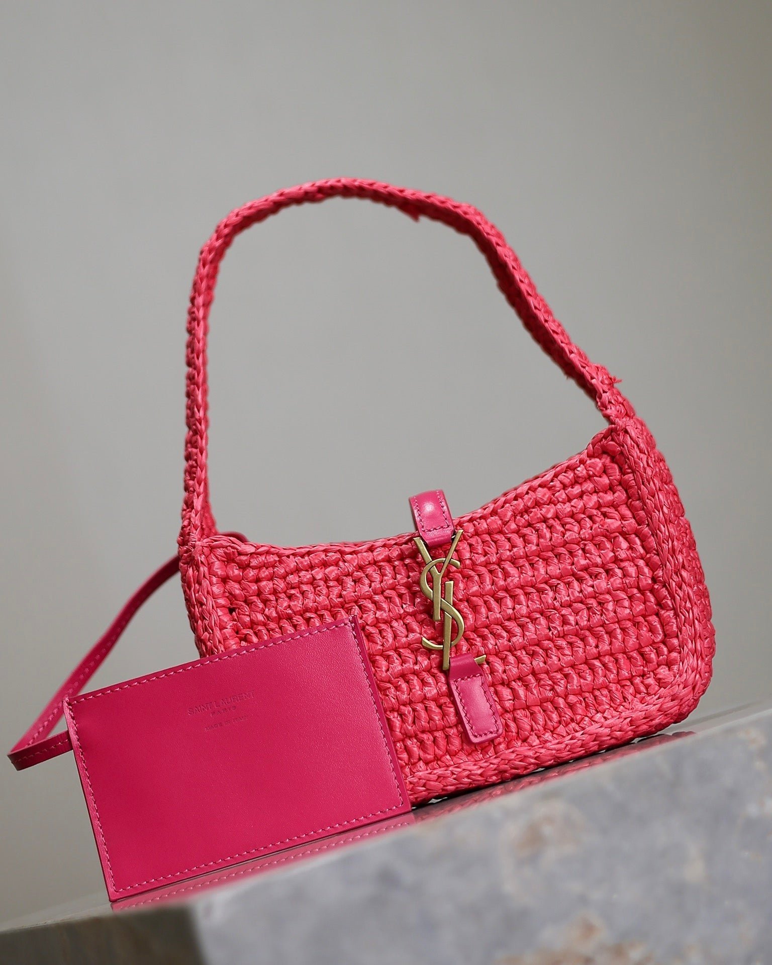 {Style No: WSX1FJA3} LE 5 À 7 BAG 19 IN MAGENTA PINK WOVEN RAFFIA - Image 4