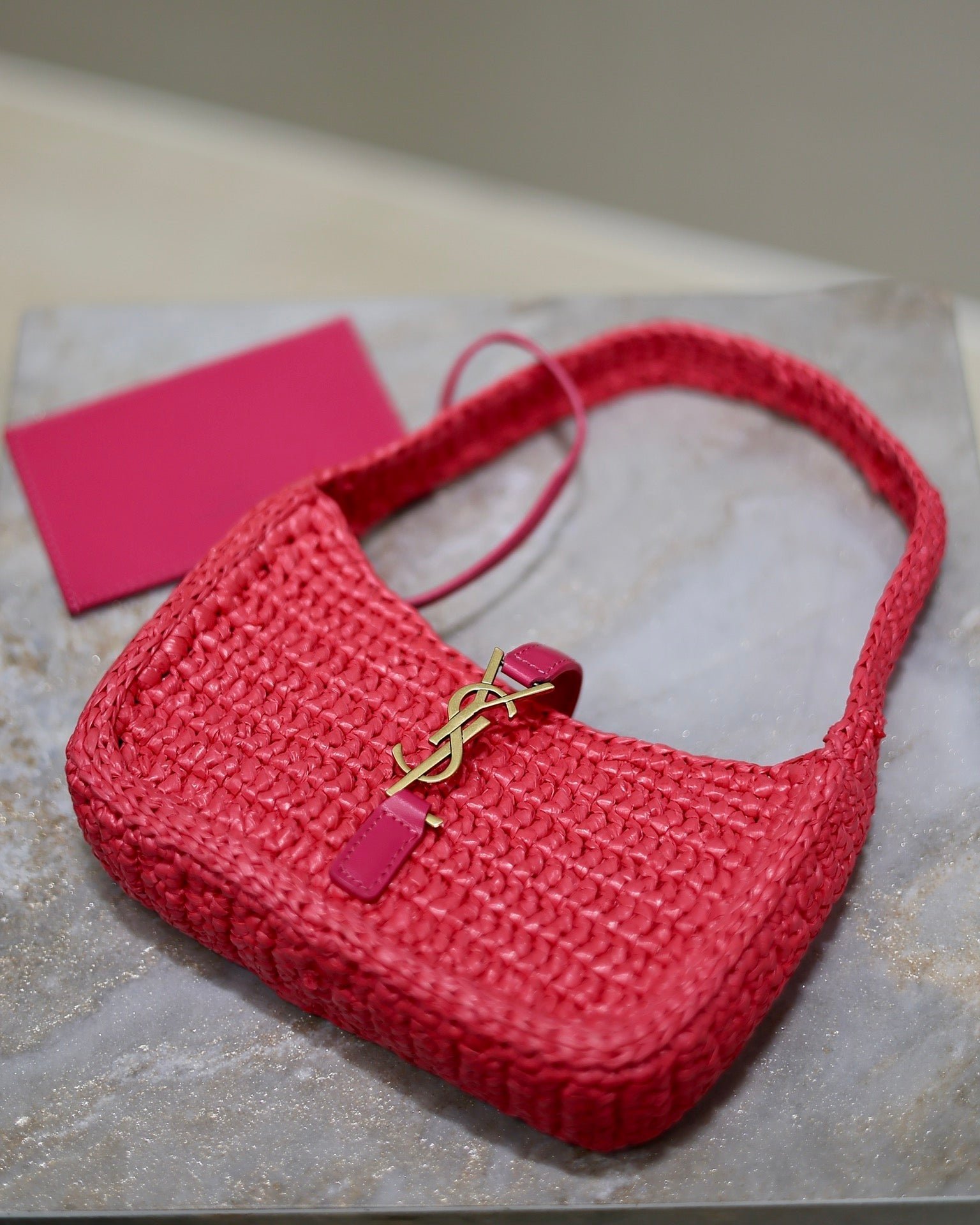{Style No: WSX1FJA3} LE 5 À 7 BAG 19 IN MAGENTA PINK WOVEN RAFFIA - Image 6