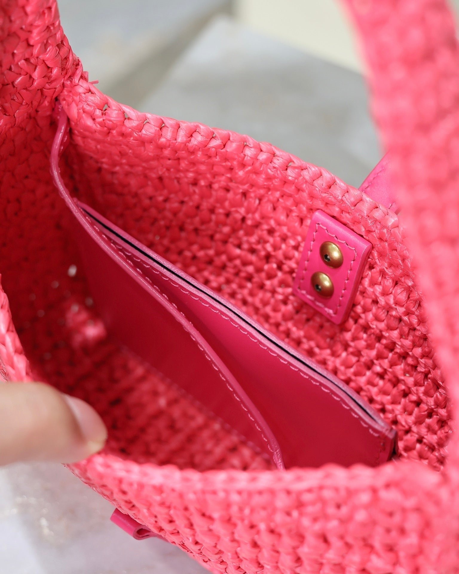{Style No: WSX1FJA3} LE 5 À 7 BAG 19 IN MAGENTA PINK WOVEN RAFFIA - Image 2