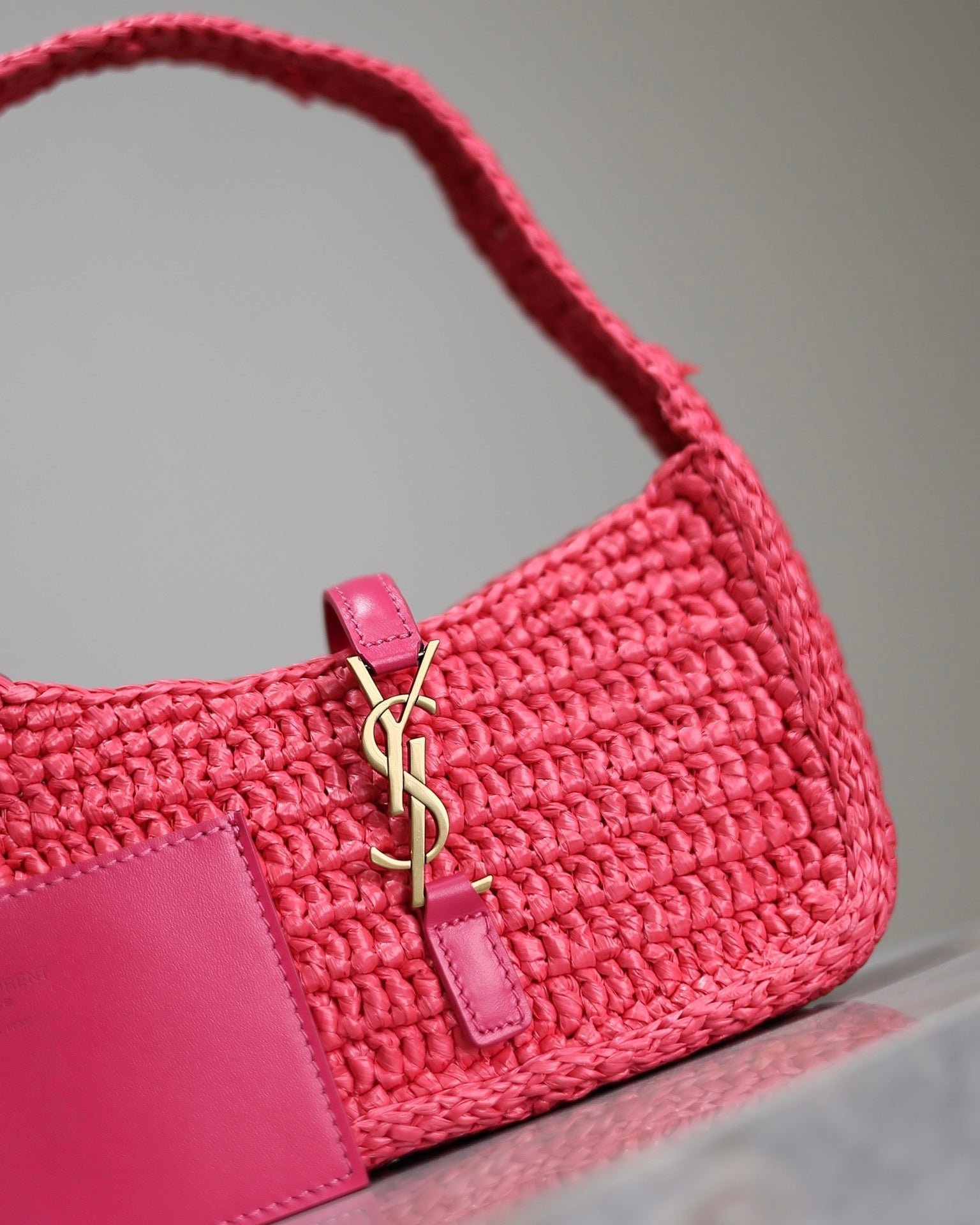 {Style No: WSX1FJA3} LE 5 À 7 BAG 19 IN MAGENTA PINK WOVEN RAFFIA - Image 7