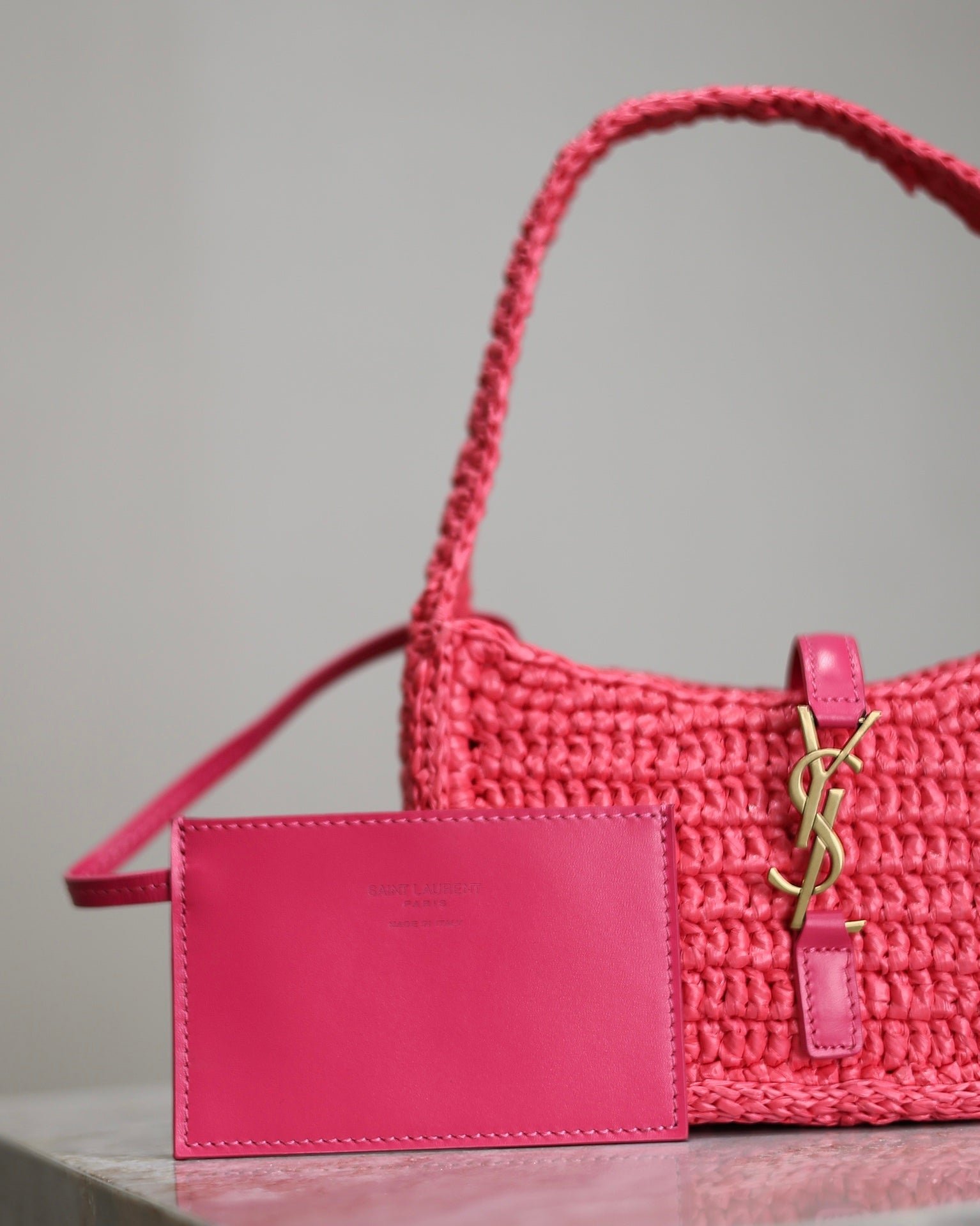 {Style No: WSX1FJA3} LE 5 À 7 BAG 19 IN MAGENTA PINK WOVEN RAFFIA - Image 8