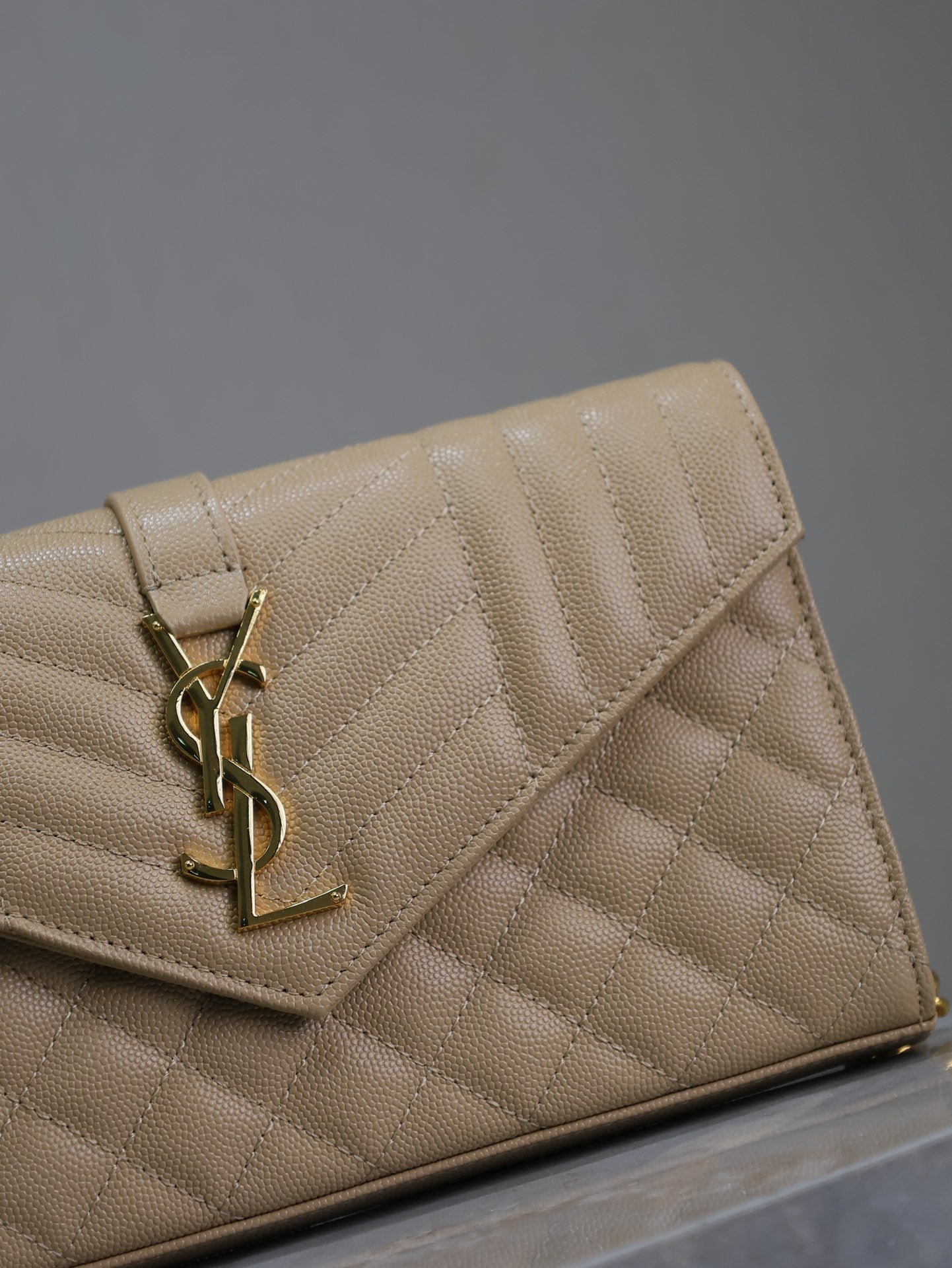 {Style No: E862YS1A} ENVELOPE CHAIN BAG 22 IN SEPIA TAN LAMBSKIN GOLD HARDWARE - Image 2