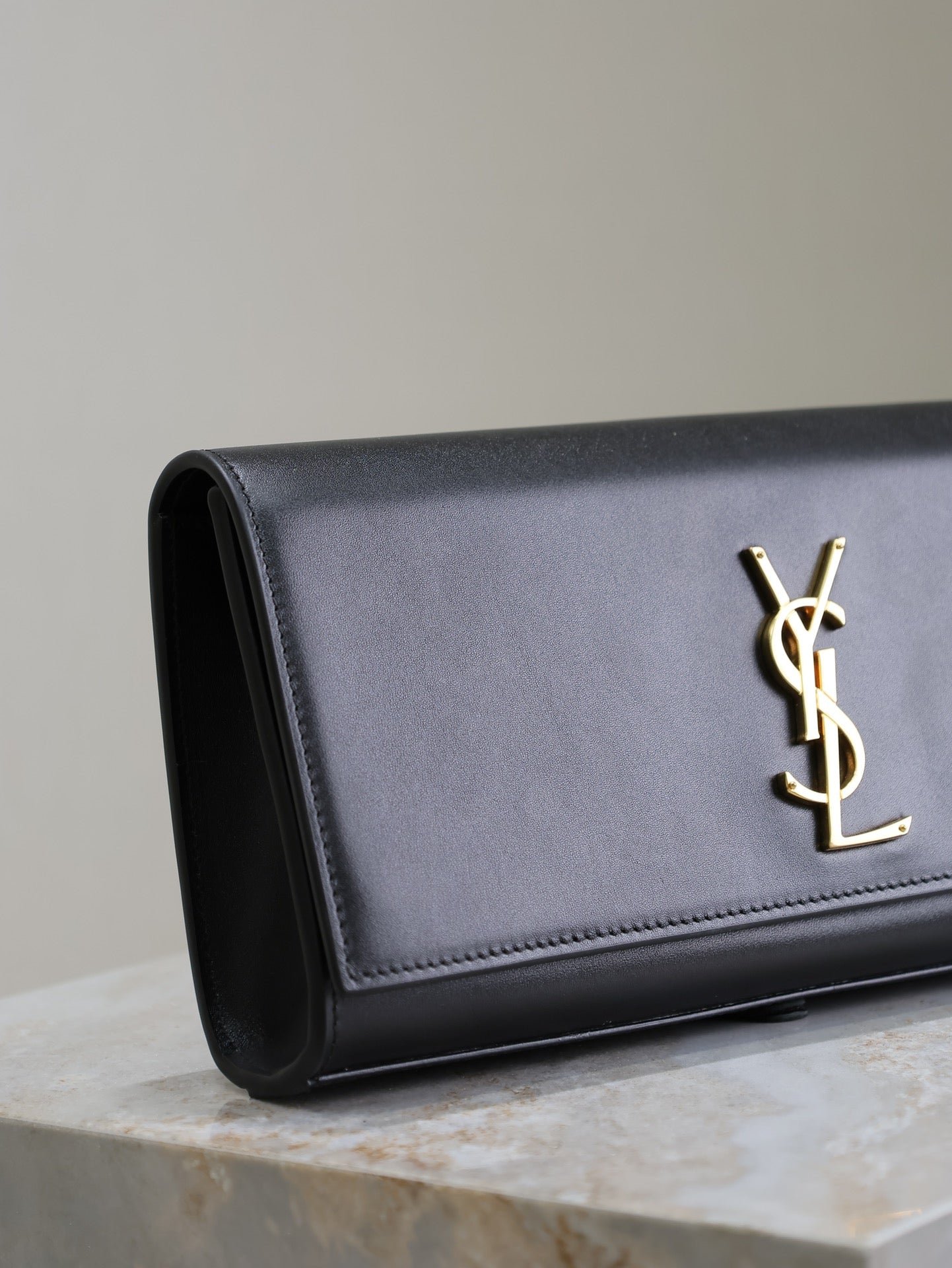 {Style No: G1UB32WJ} CLASSIC KATE CLUTCH 27 IN BLACK LAMBSKIN GOLD HARDWARE - Image 4