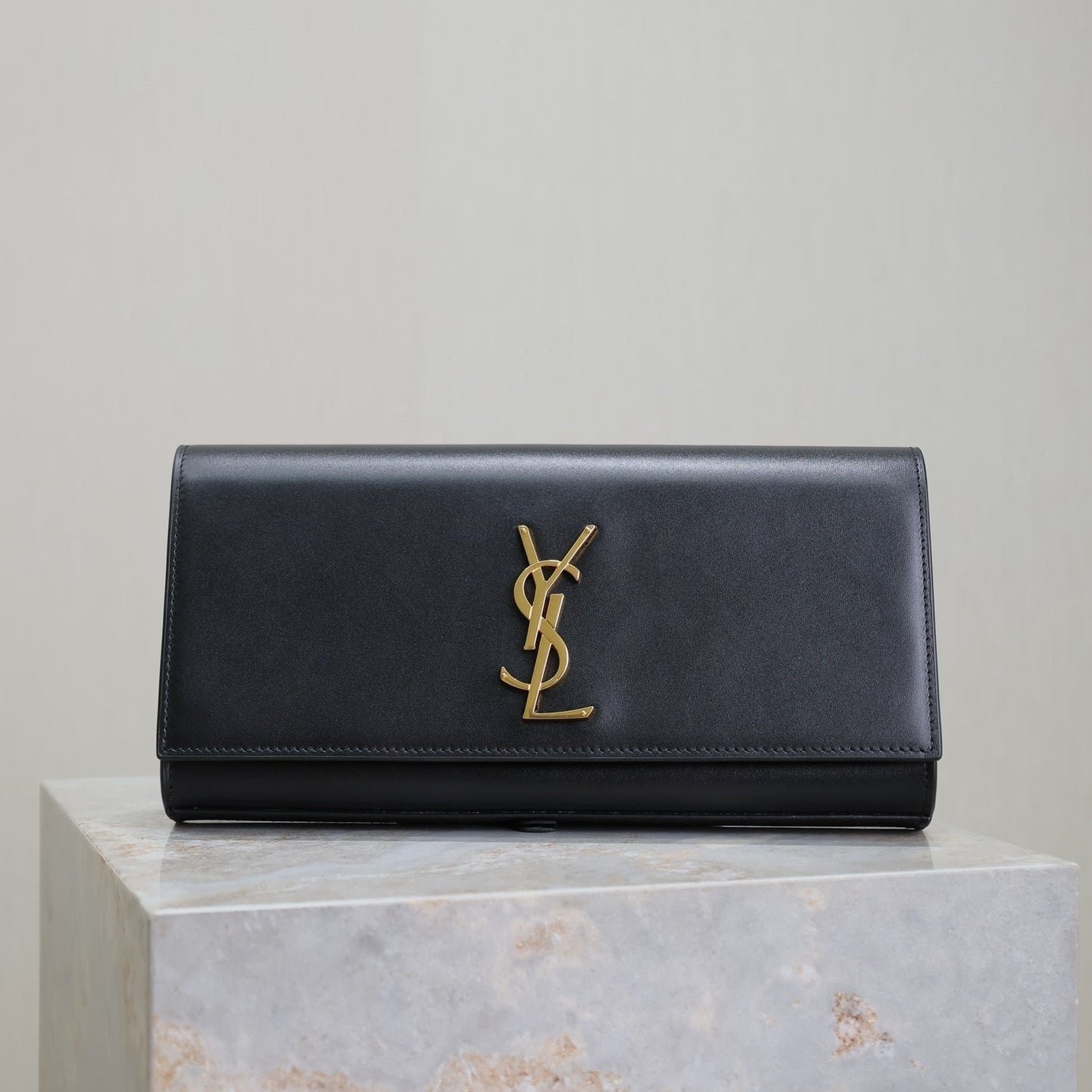 {Style No: G1UB32WJ} CLASSIC KATE CLUTCH 27 IN BLACK LAMBSKIN GOLD HARDWARE