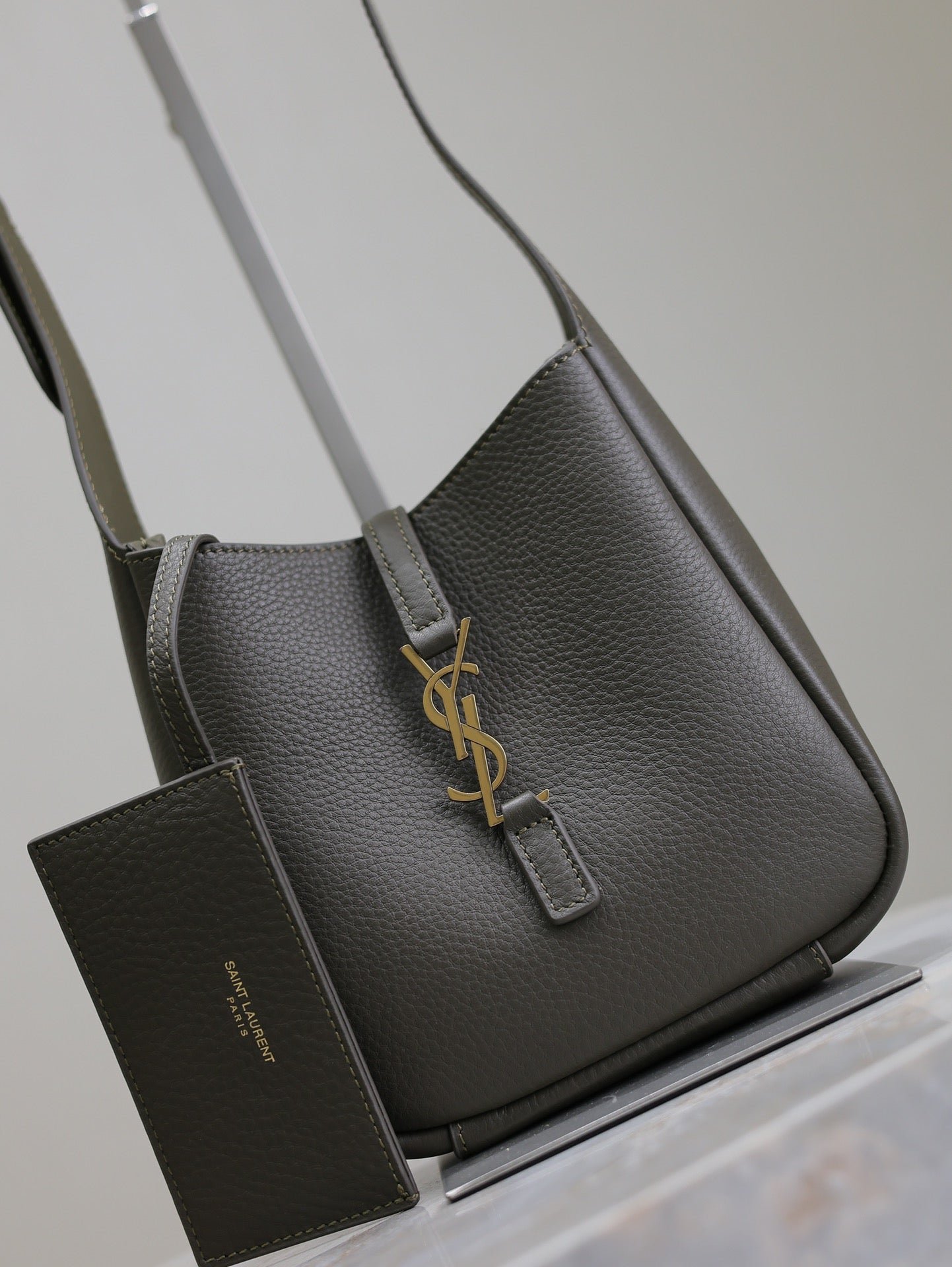 {Style No: DVDYS57J} YSL 25S LE 5 À 7 BAG 16 IN LIGHT MUSK GRAINED CALFSKIN GOLD HARDWARE - Image 2