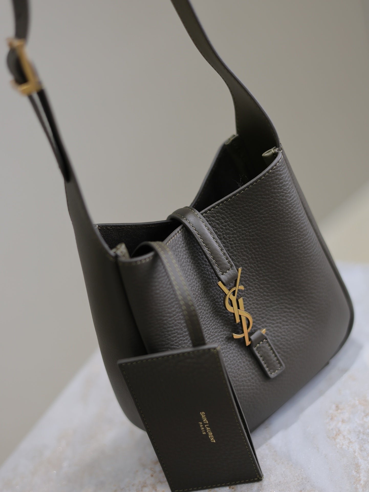 {Style No: DVDYS57J} YSL 25S LE 5 À 7 BAG 16 IN LIGHT MUSK GRAINED CALFSKIN GOLD HARDWARE - Image 4