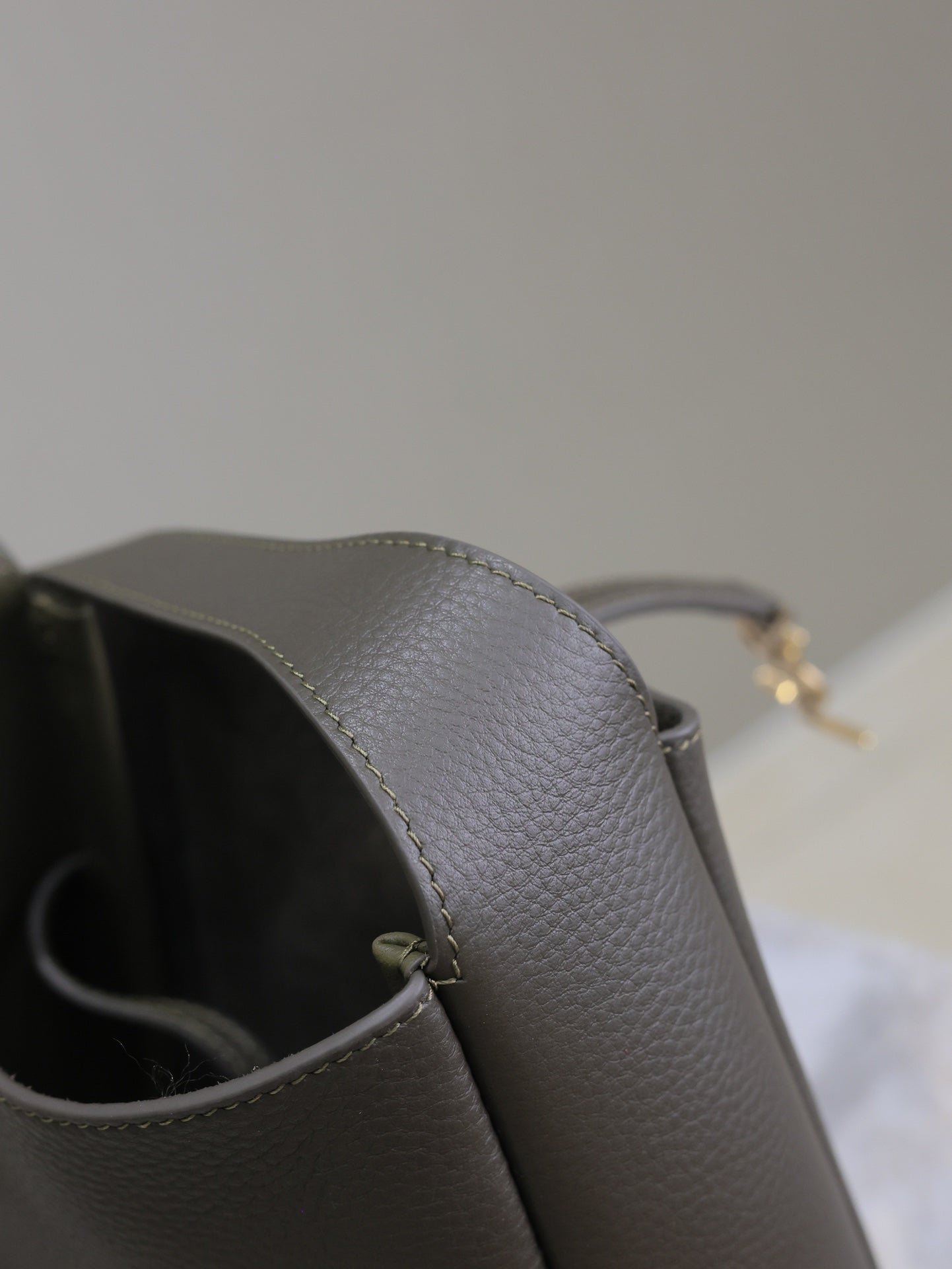 {Style No: DVDYS57J} YSL 25S LE 5 À 7 BAG 16 IN LIGHT MUSK GRAINED CALFSKIN GOLD HARDWARE - Image 8