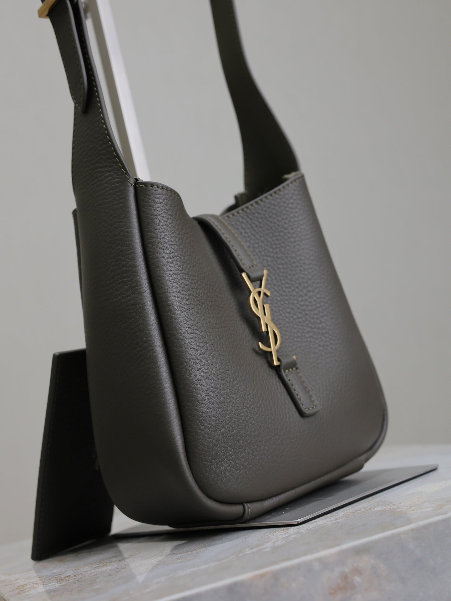 {Style No: DVDYS57J} YSL 25S LE 5 À 7 BAG 16 IN LIGHT MUSK GRAINED CALFSKIN GOLD HARDWARE - Image 3