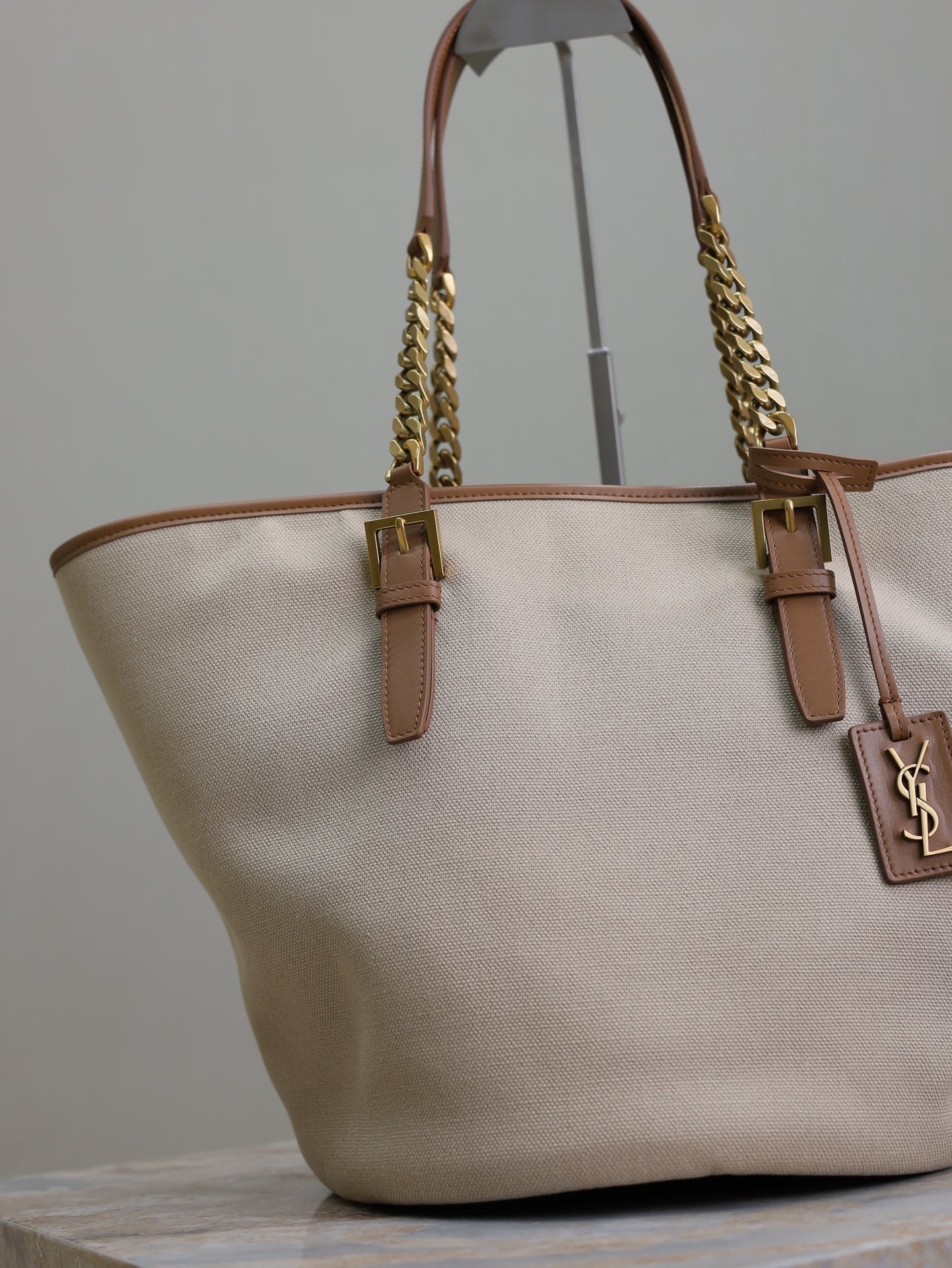{Style No: ZC4Q5EPP} TOTE BAG 47 IN WHITE CANVAS AND BROWN LEATHER TRIM GOLD HARDWARE - Image 3
