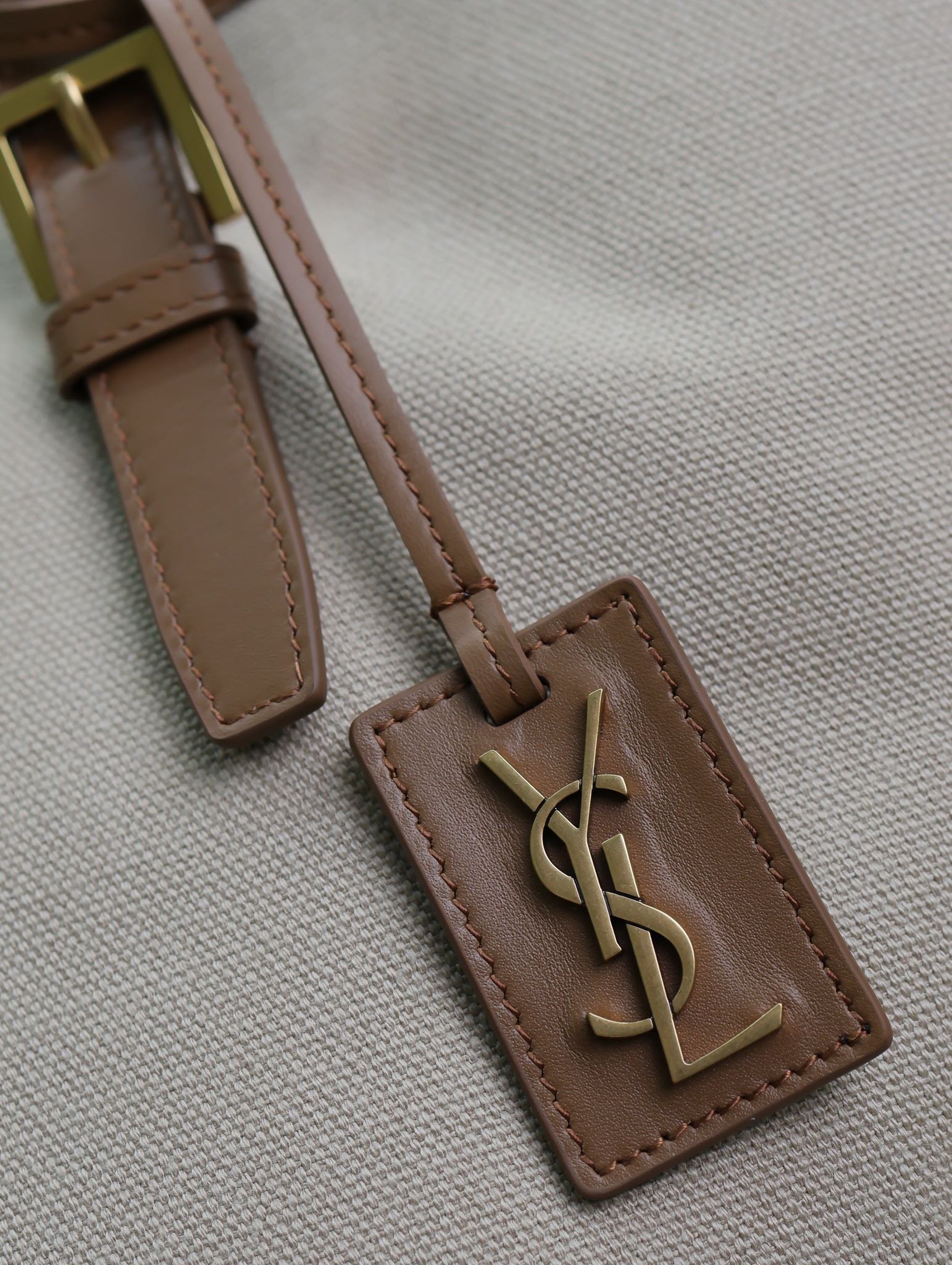 {Style No: ZC4Q5EPP} TOTE BAG 47 IN WHITE CANVAS AND BROWN LEATHER TRIM GOLD HARDWARE - Image 4