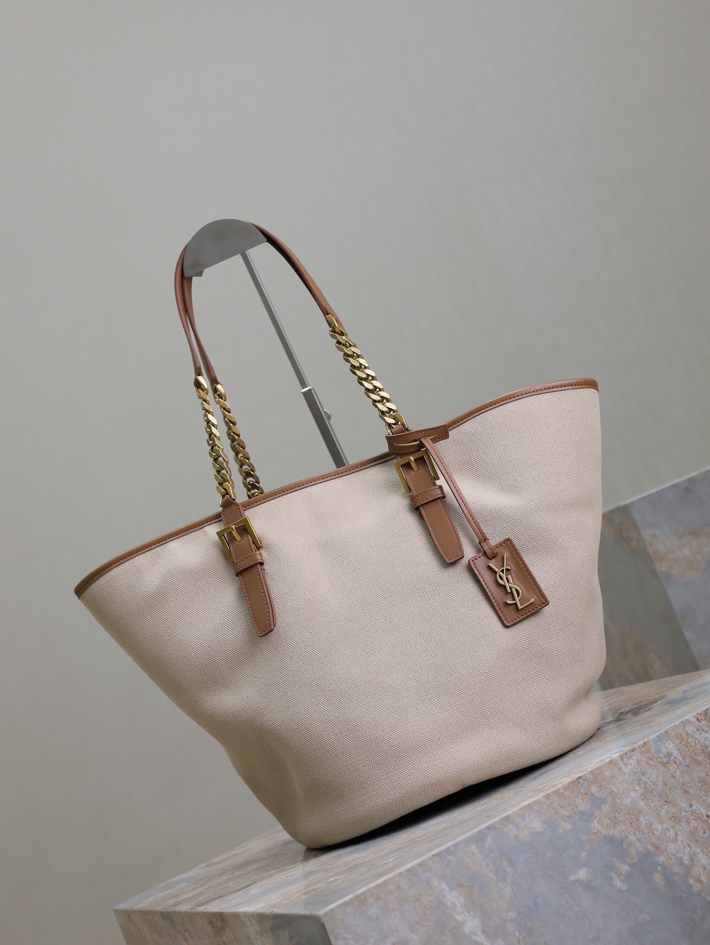 {Style No: ZC4Q5EPP} TOTE BAG 47 IN WHITE CANVAS AND BROWN LEATHER TRIM GOLD HARDWARE - Image 5