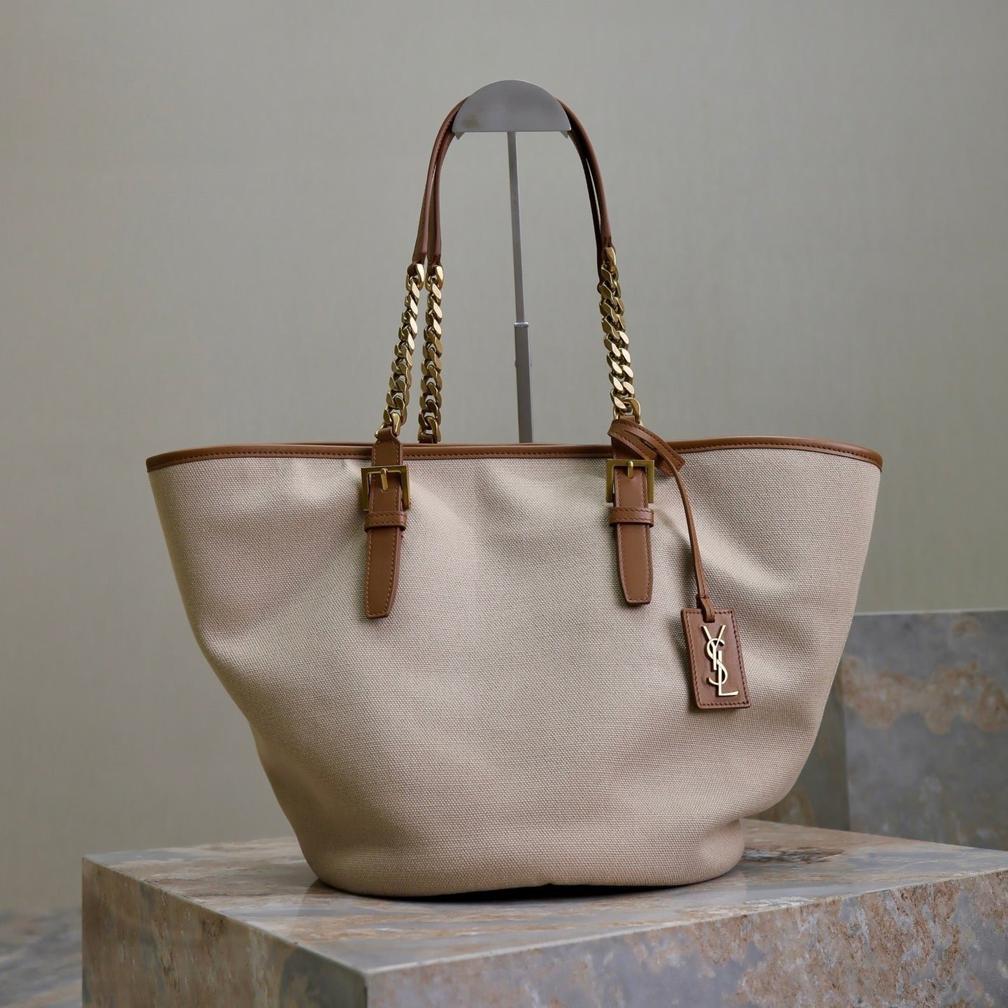 {Style No: ZC4Q5EPP} TOTE BAG 47 IN WHITE CANVAS AND BROWN LEATHER TRIM GOLD HARDWARE