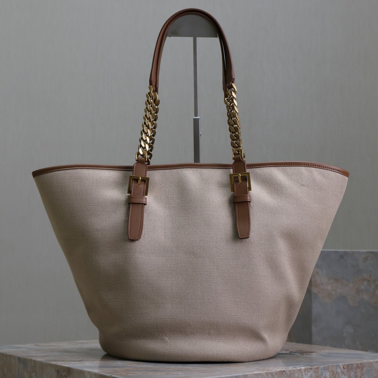 {Style No: ZC4Q5EPP} TOTE BAG 47 IN WHITE CANVAS AND BROWN LEATHER TRIM GOLD HARDWARE - Image 2