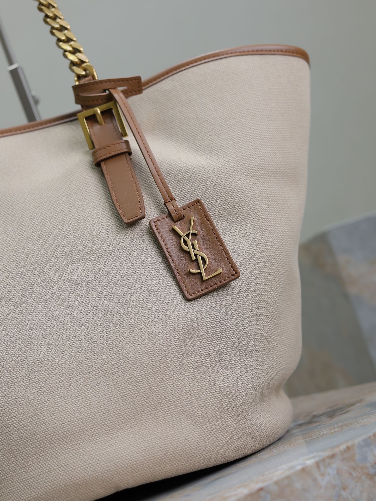 {Style No: ZC4Q5EPP} TOTE BAG 47 IN WHITE CANVAS AND BROWN LEATHER TRIM GOLD HARDWARE - Image 8