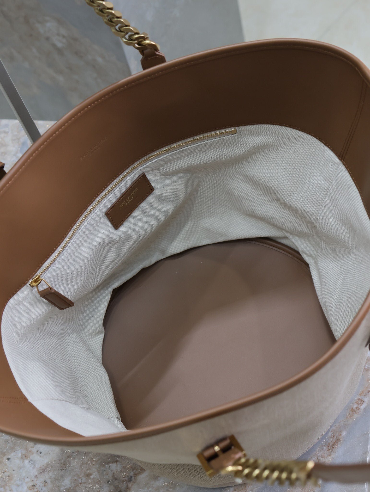 {Style No: ZC4Q5EPP} TOTE BAG 47 IN WHITE CANVAS AND BROWN LEATHER TRIM GOLD HARDWARE - Image 9