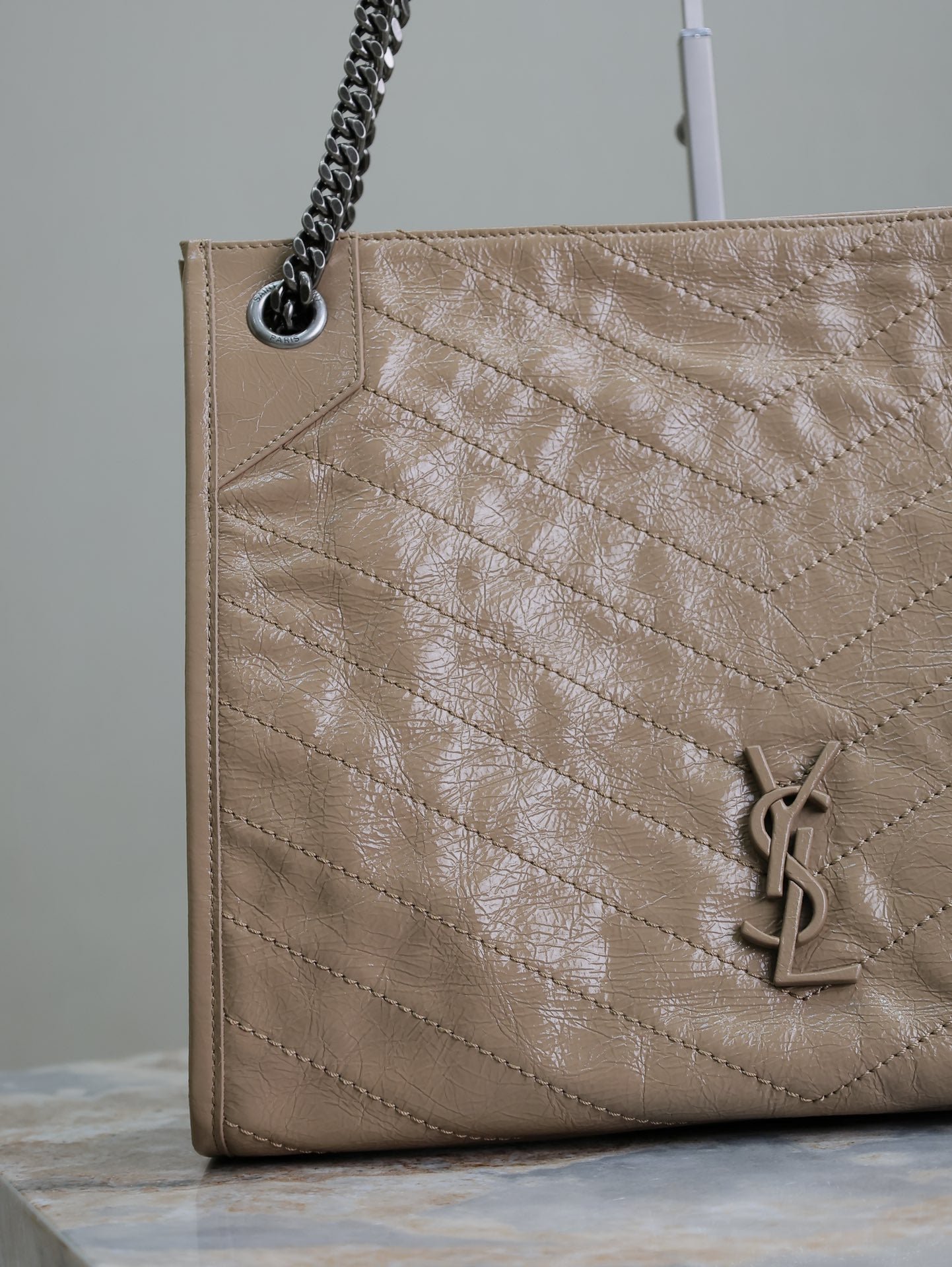 {Style No: 9D1HABVT} NIKI SHOPPING BAG 33 IN LIGHT BROWN CRUMPLED CALFSKIN - Image 3