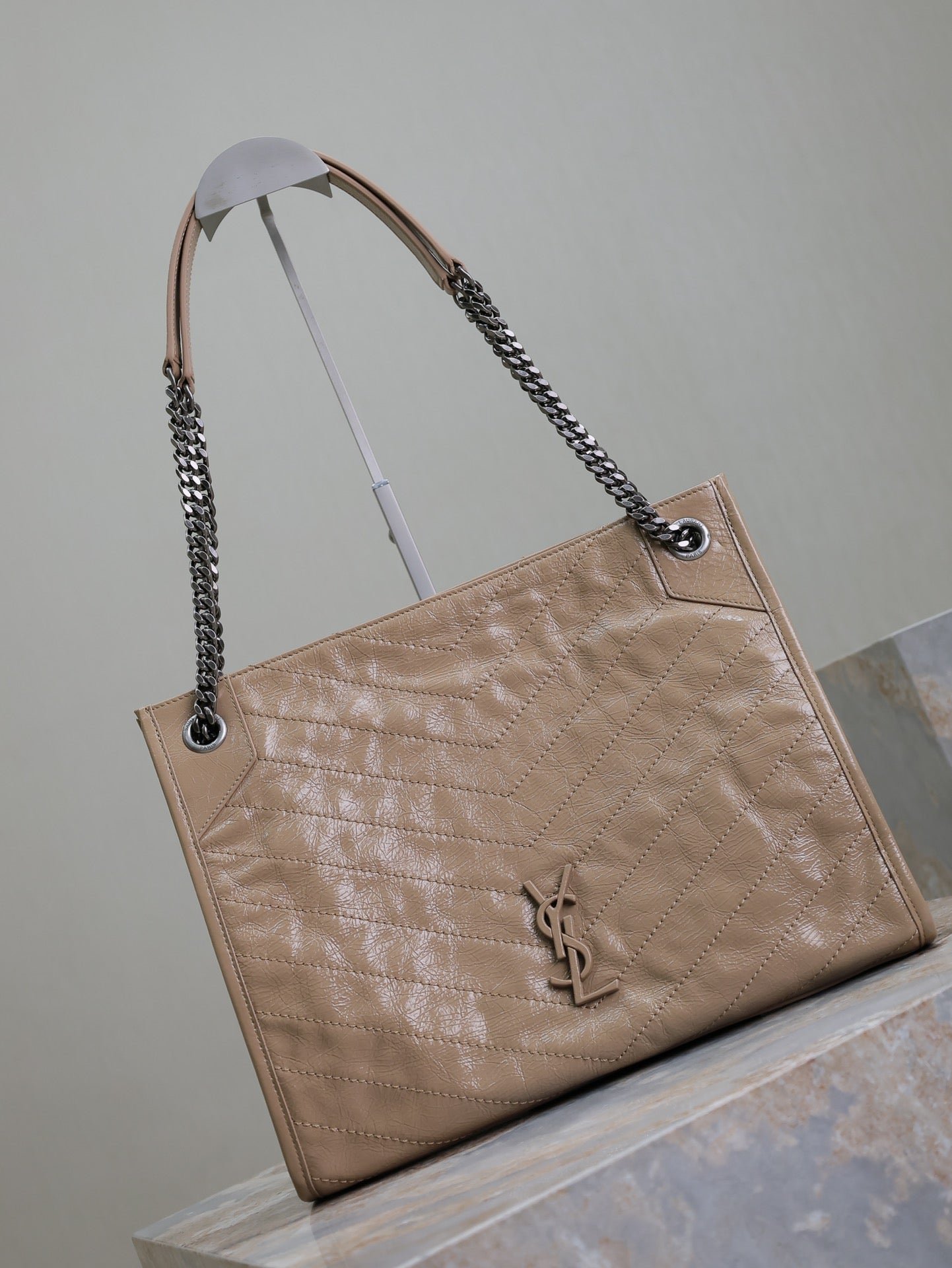 {Style No: 9D1HABVT} NIKI SHOPPING BAG 33 IN LIGHT BROWN CRUMPLED CALFSKIN - Image 4