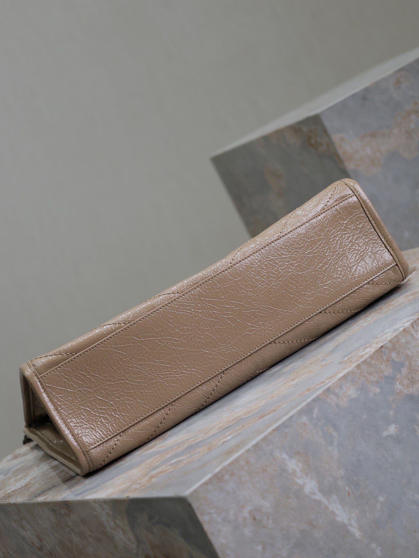 {Style No: 9D1HABVT} NIKI SHOPPING BAG 33 IN LIGHT BROWN CRUMPLED CALFSKIN - Image 8