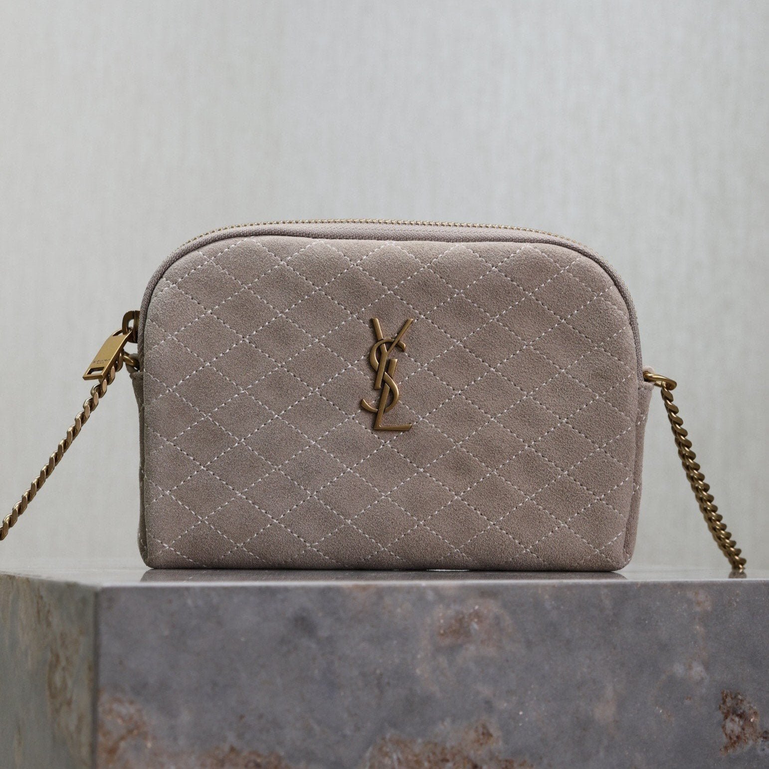 {Style No: ORFW4Y3O} GABY ZIPPED POUCH 19 IN GRAY MATTE SUEDE GOLD HARDWARE