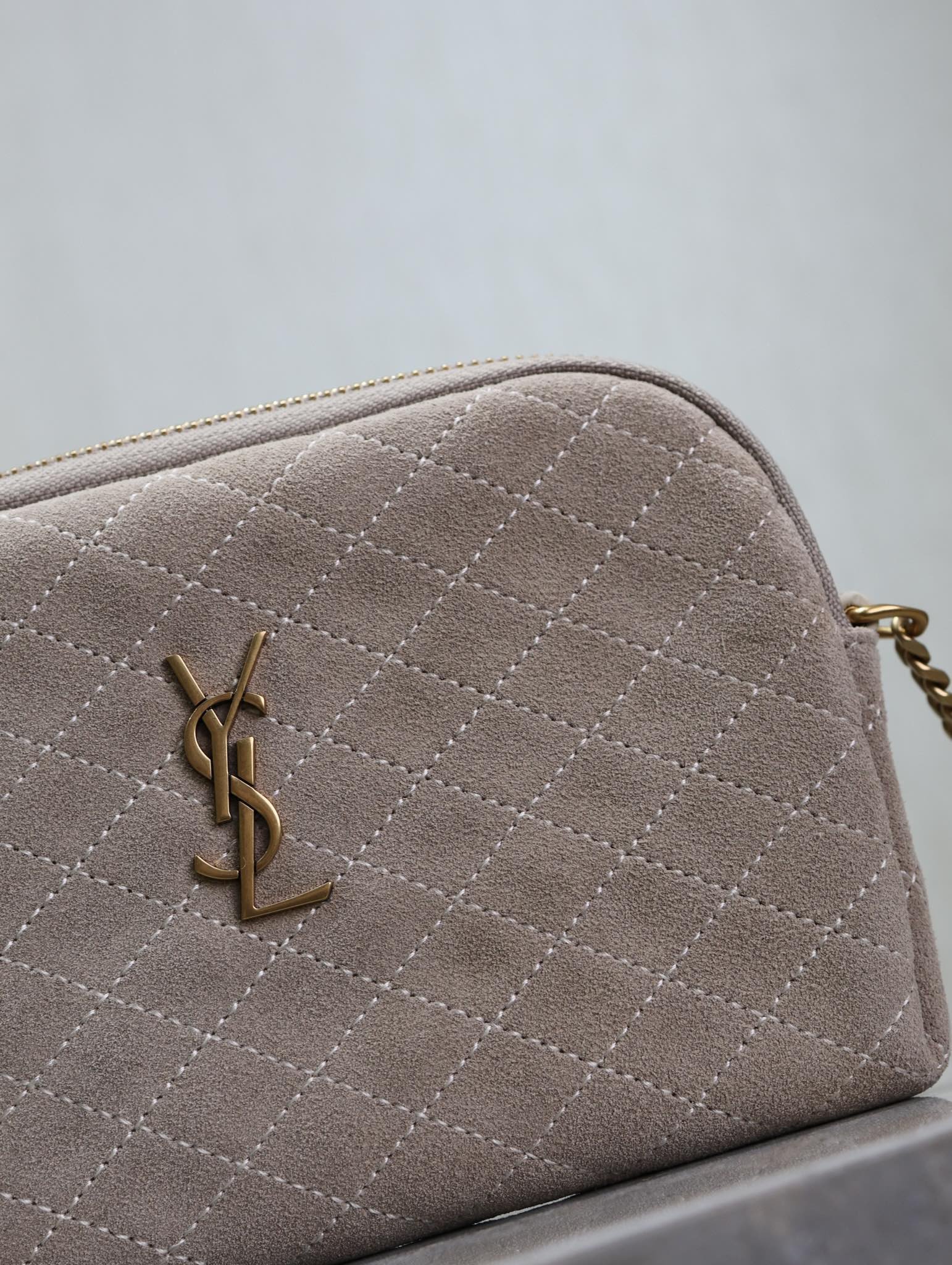 {Style No: ORFW4Y3O} GABY ZIPPED POUCH 19 IN GRAY MATTE SUEDE GOLD HARDWARE - Image 4