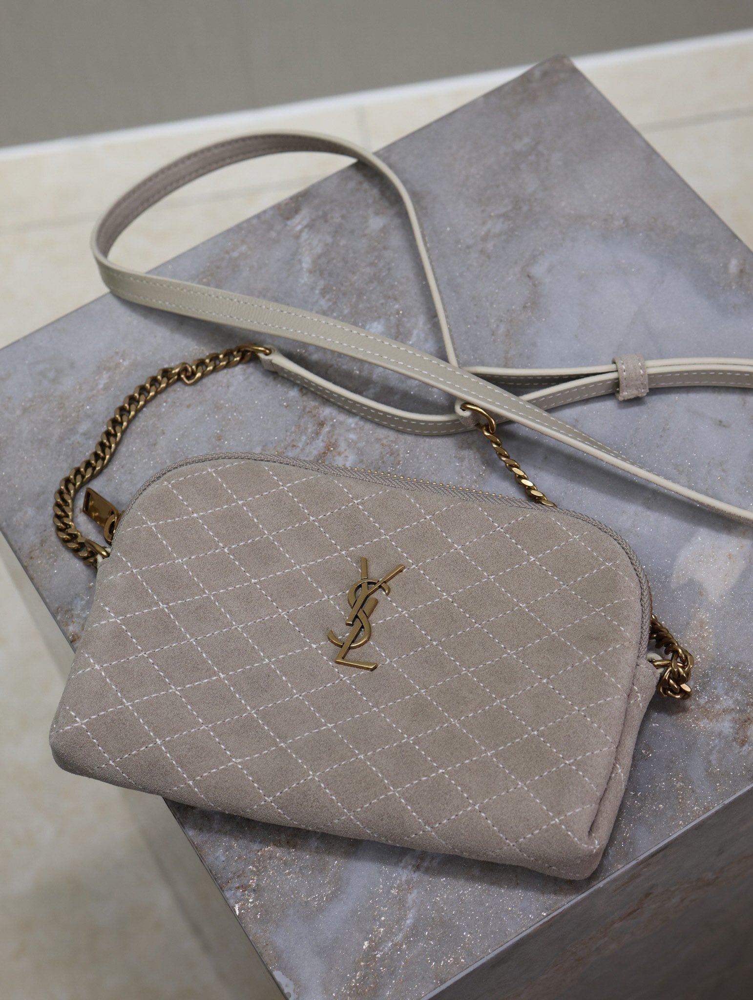 {Style No: ORFW4Y3O} GABY ZIPPED POUCH 19 IN GRAY MATTE SUEDE GOLD HARDWARE - Image 7