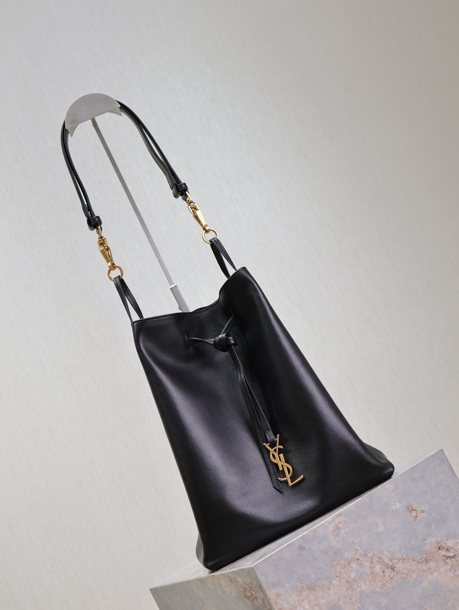 {Style No: LGIM7J9H} POCHON BUCKET BAG 30 IN BLACK LAMBSKIN GOLD HARDWARE - Image 9