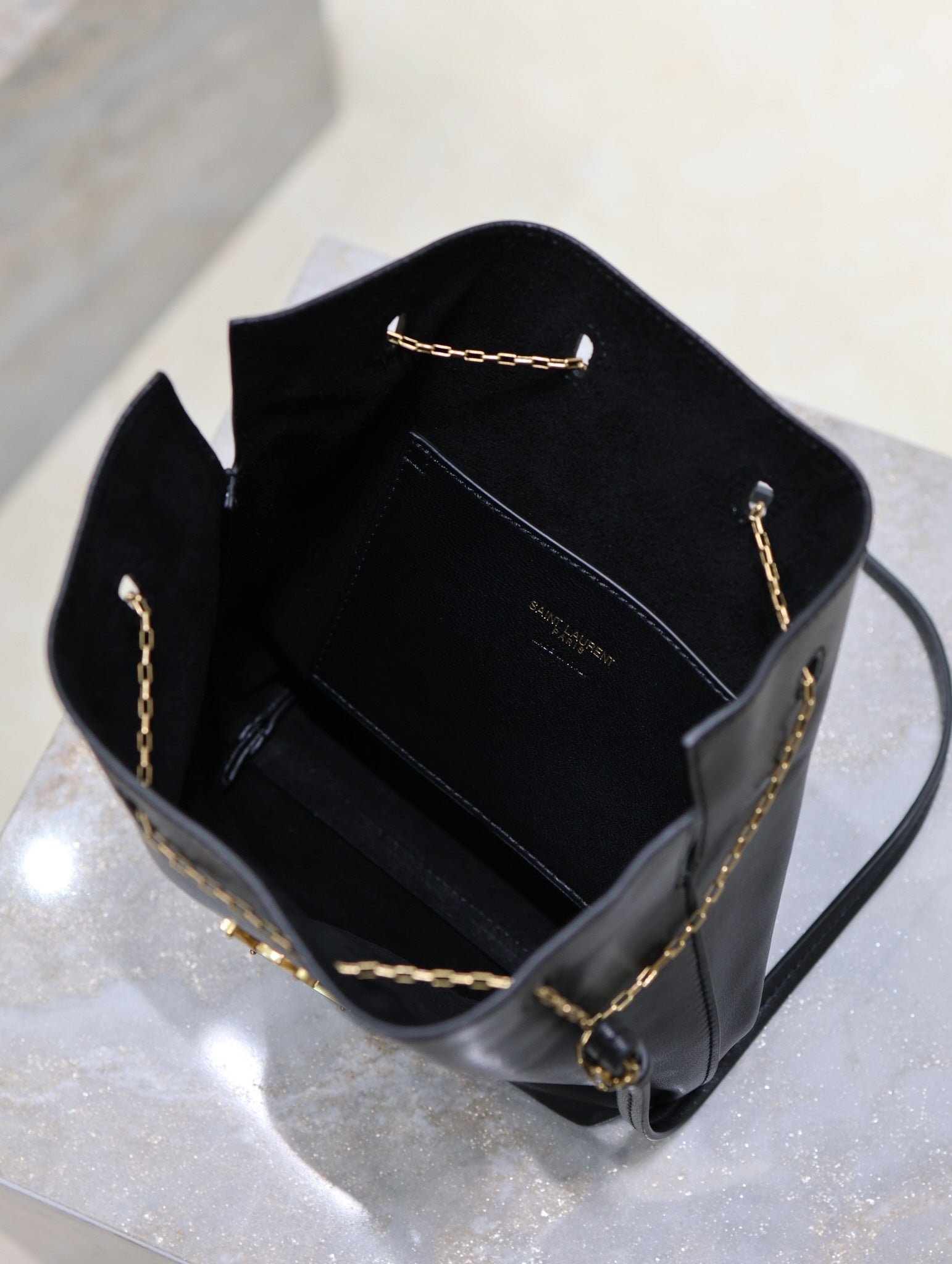 {Style No: YN9NYC2O} POCHON BUCKET BAG 20 IN BLACK LAMBSKIN GOLD HARDWARE - Image 5