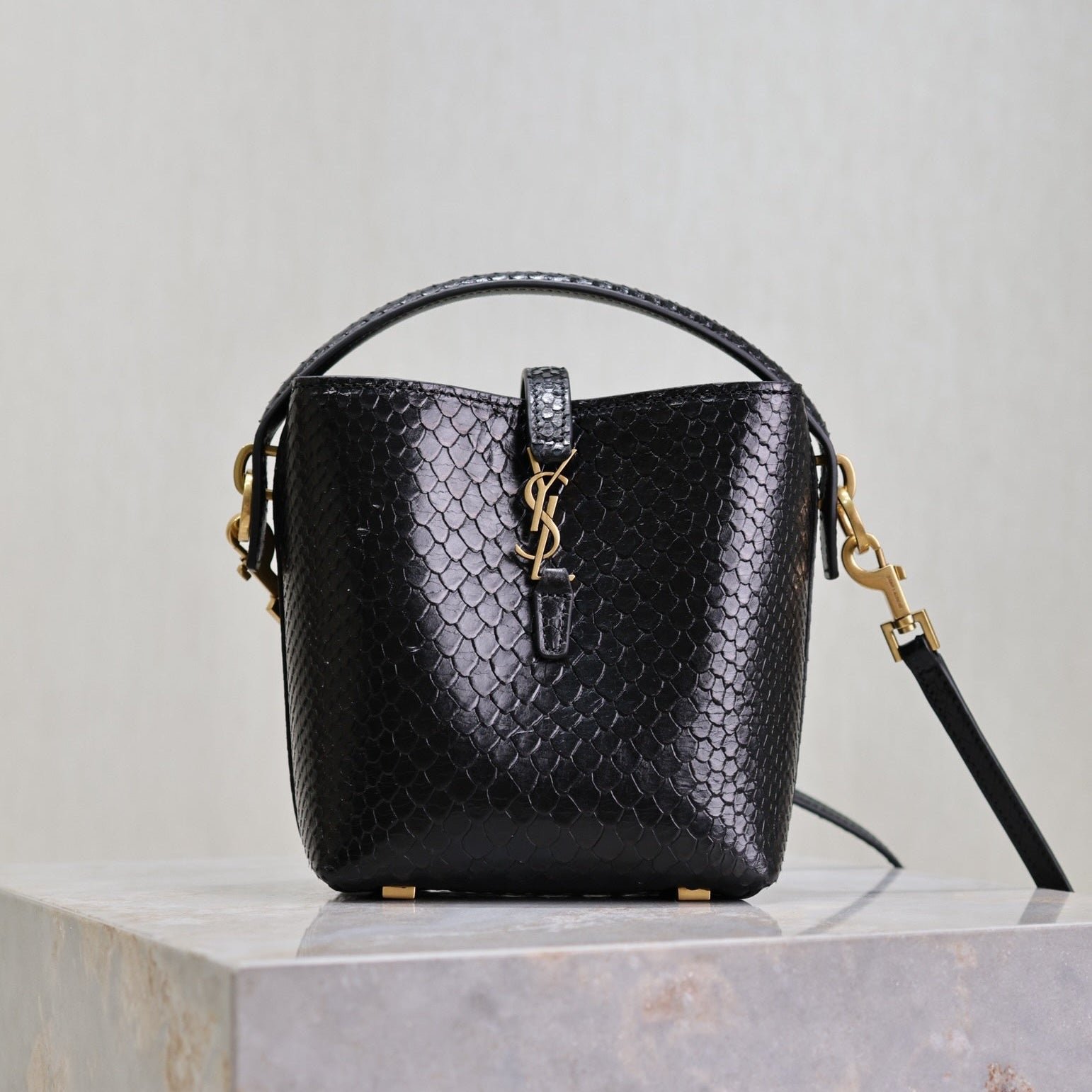 {Style No: 9MXDZ68L} LE 37 MINI BAG 15 IN BLACK SNAKE PATTERN CALFSKIN