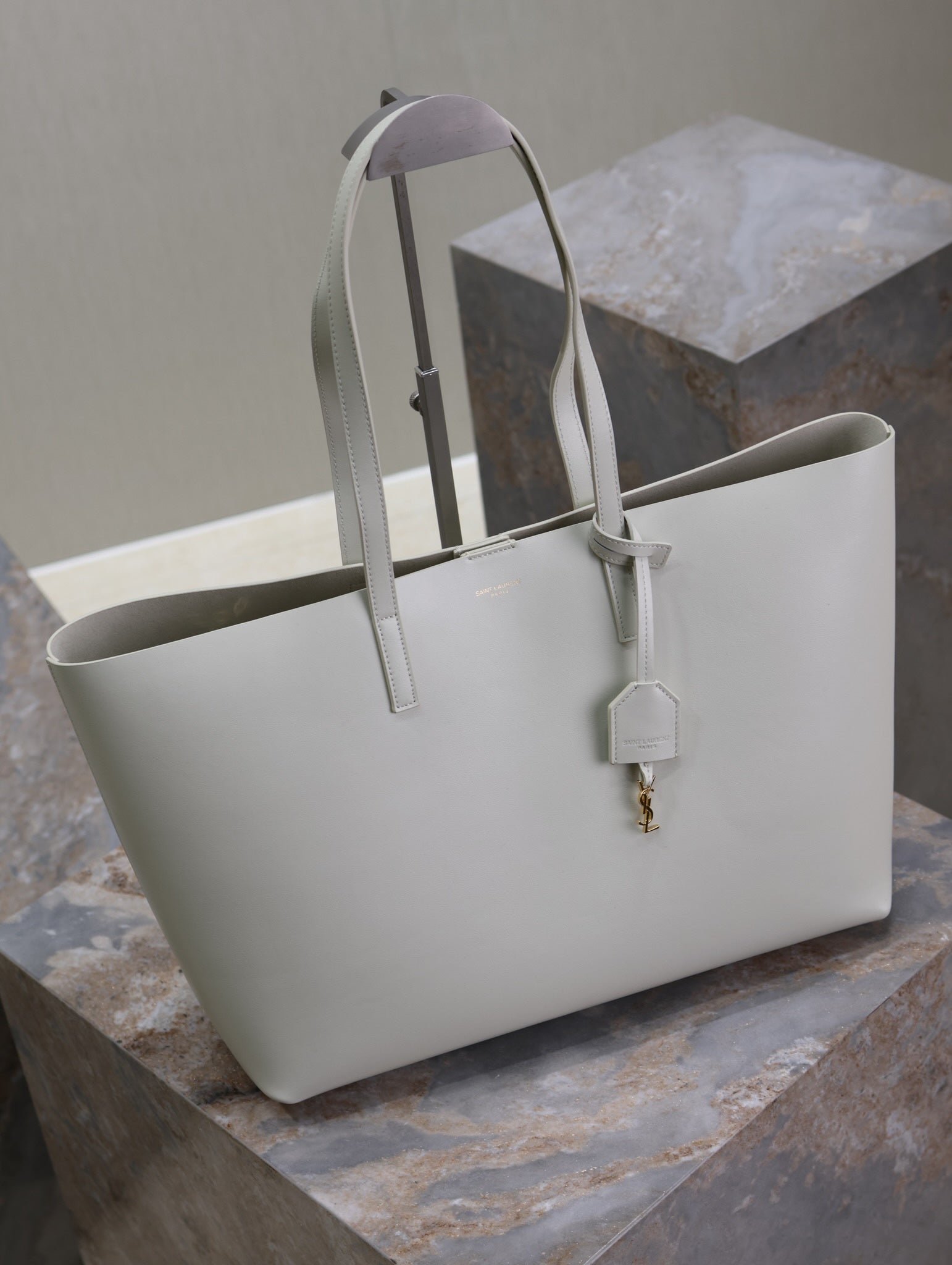{Style No: DCQYI51Z} SHOPPING TOTE BAG 38 IN WHITE CALFSKIN - Image 4