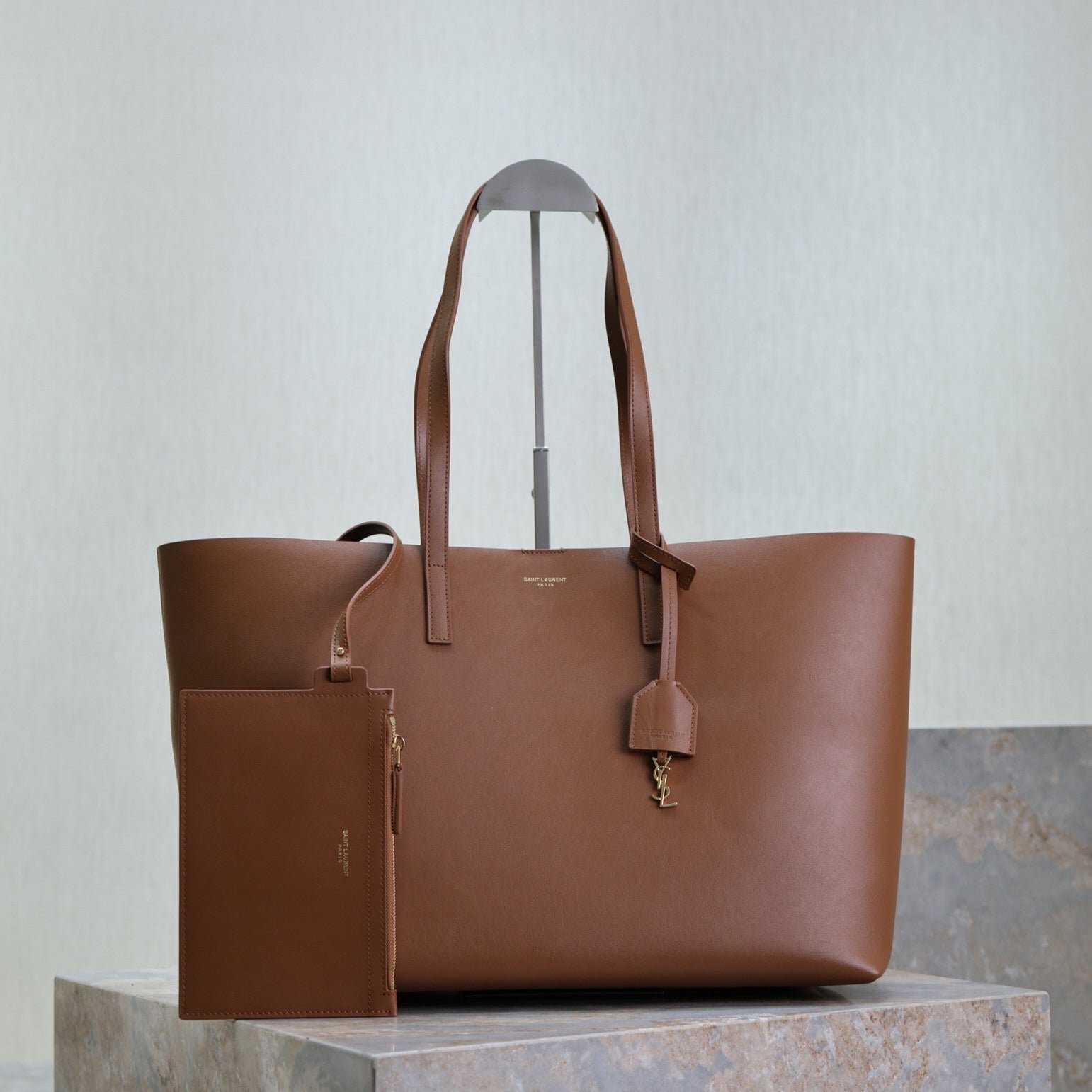 {Style No: A8IKQ3GO} SHOPPING TOTE BAG 38 IN RED BROWN CALFSKIN