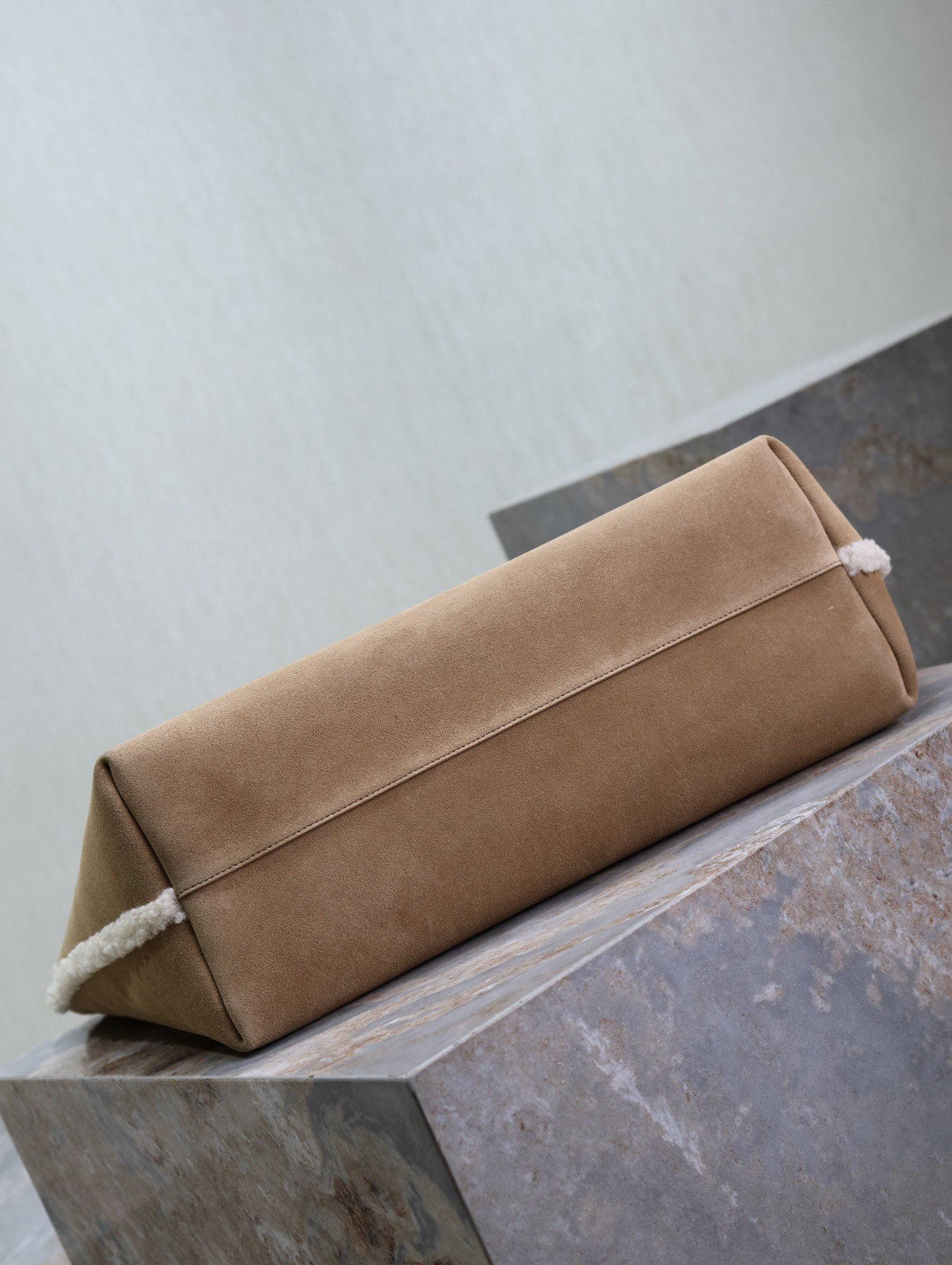 {Style No: MIFJGYD5} SHOPPING TOTE BAG 38 IN TAN BROWN SUEDE AND WHITE SHEARLING TRIM - Image 4