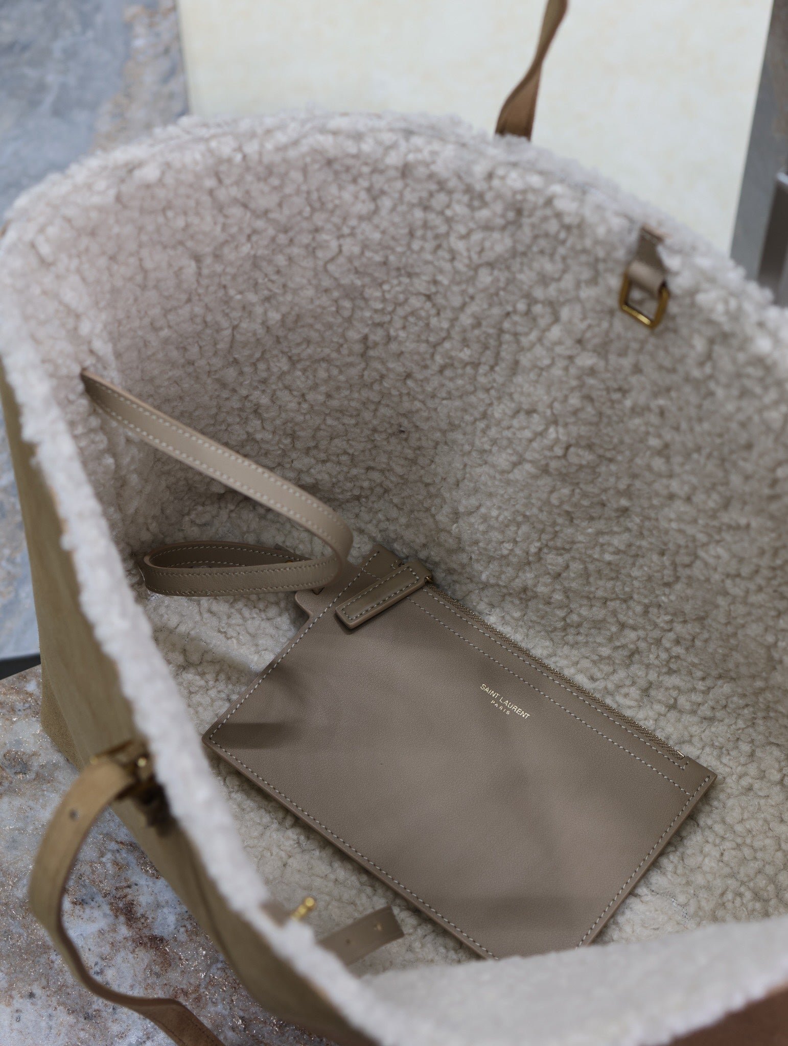 {Style No: MIFJGYD5} SHOPPING TOTE BAG 38 IN TAN BROWN SUEDE AND WHITE SHEARLING TRIM - Image 6