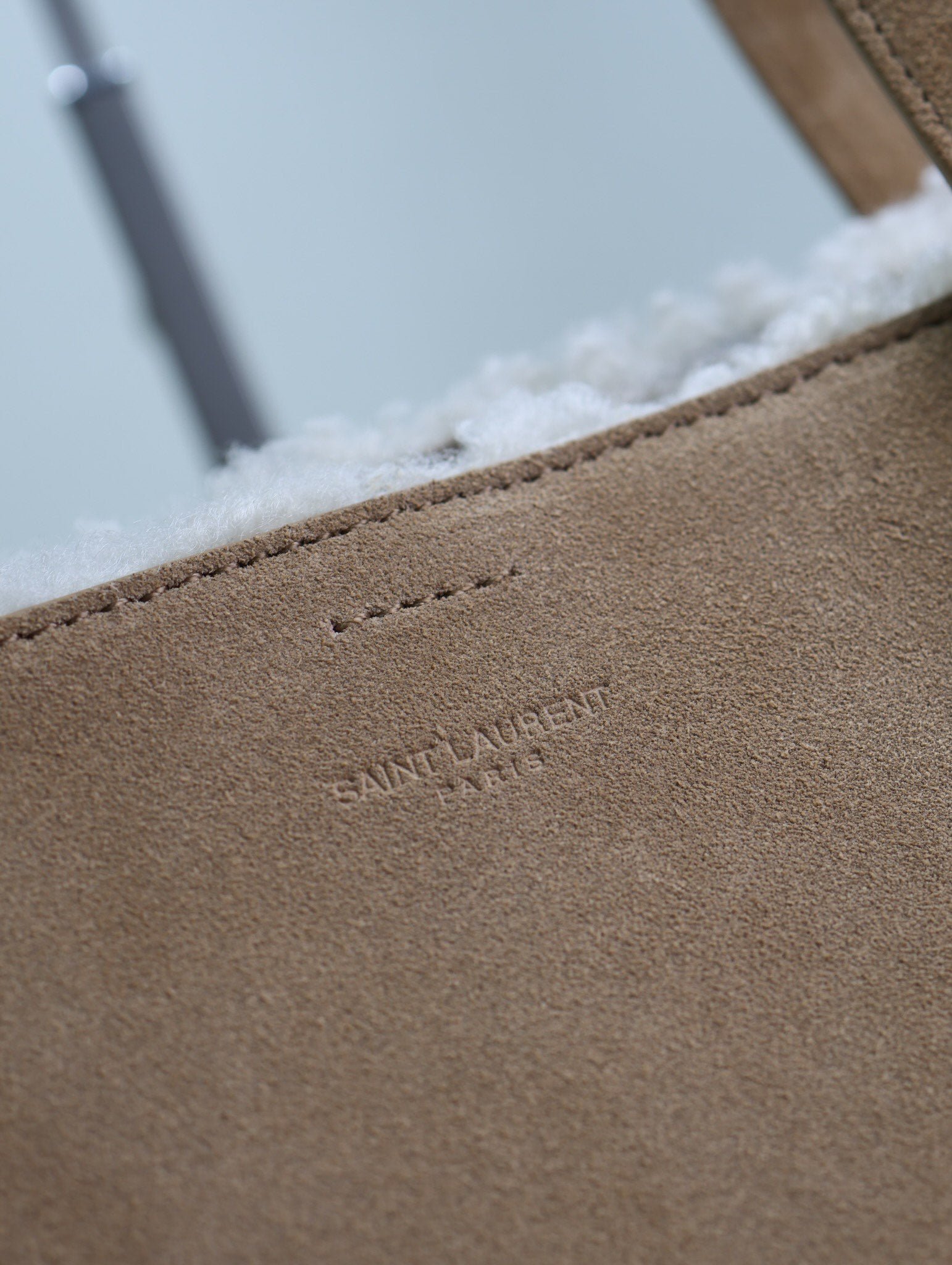 {Style No: MIFJGYD5} SHOPPING TOTE BAG 38 IN TAN BROWN SUEDE AND WHITE SHEARLING TRIM - Image 7