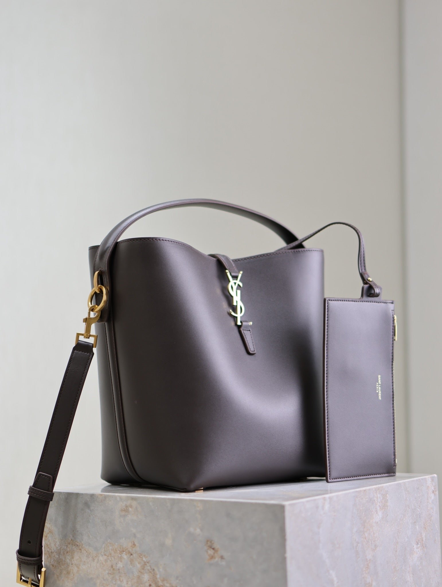 {Style No: RD5BRU2K} LE 37 MEDIUM BUCKET BAG 26 IN BRUNETTE BROWN CALFSKIN GOLD HARDWARE - Image 4