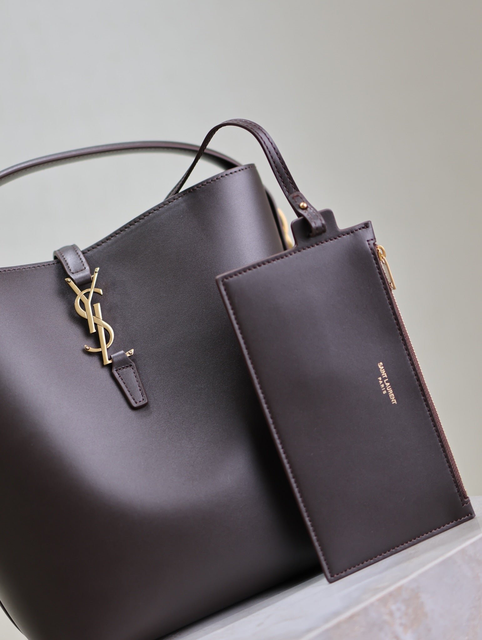 {Style No: RD5BRU2K} LE 37 MEDIUM BUCKET BAG 26 IN BRUNETTE BROWN CALFSKIN GOLD HARDWARE - Image 5