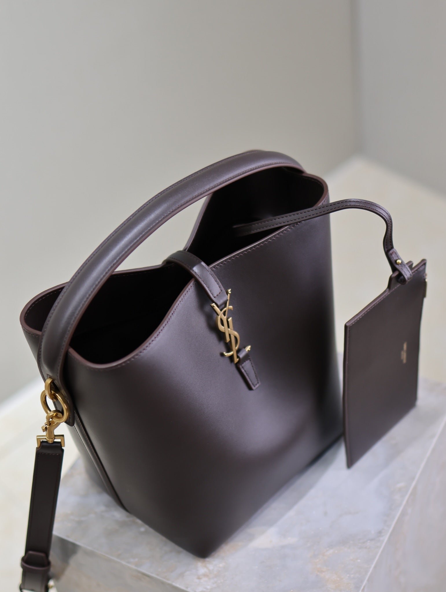 {Style No: RD5BRU2K} LE 37 MEDIUM BUCKET BAG 26 IN BRUNETTE BROWN CALFSKIN GOLD HARDWARE - Image 6