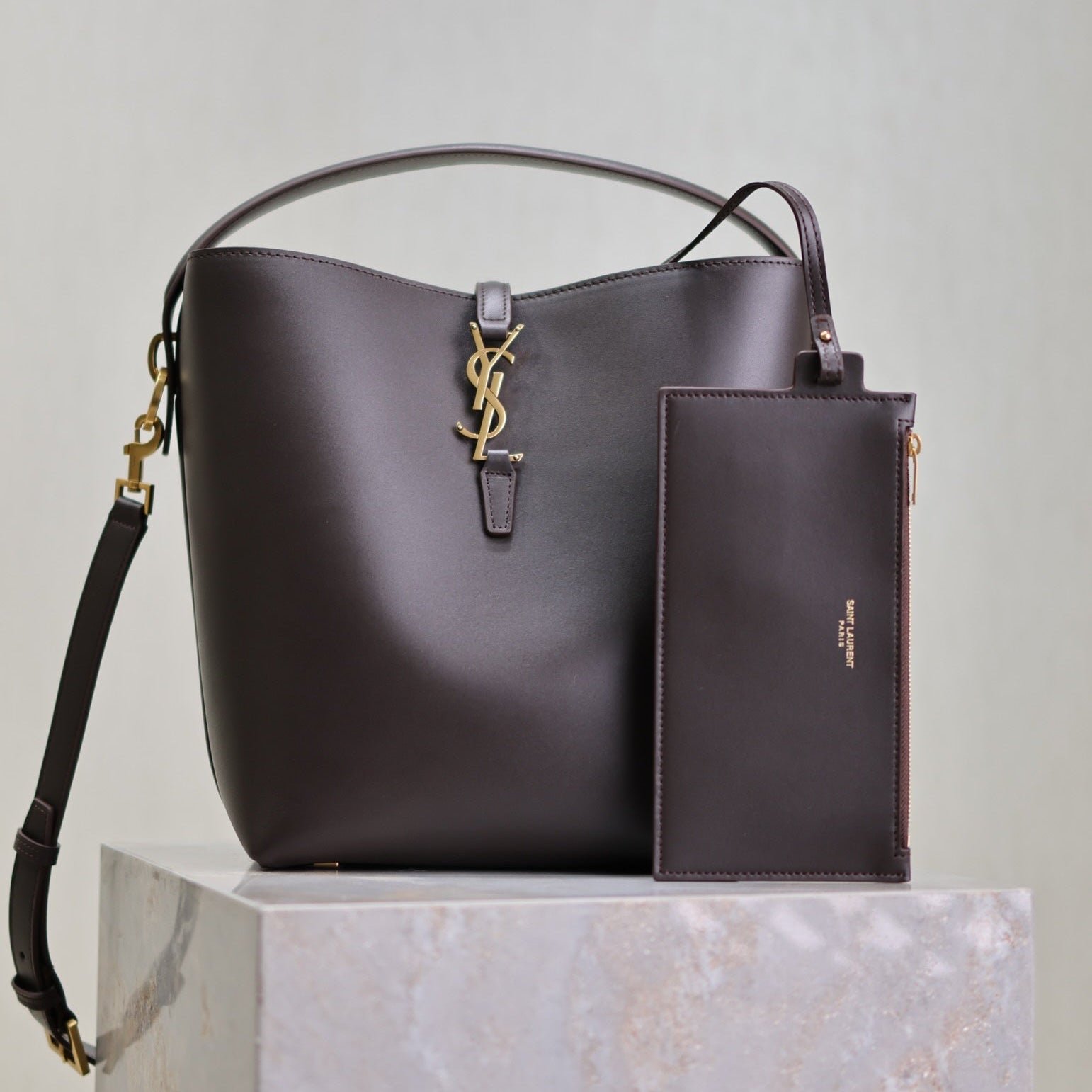 {Style No: RD5BRU2K} LE 37 MEDIUM BUCKET BAG 26 IN BRUNETTE BROWN CALFSKIN GOLD HARDWARE