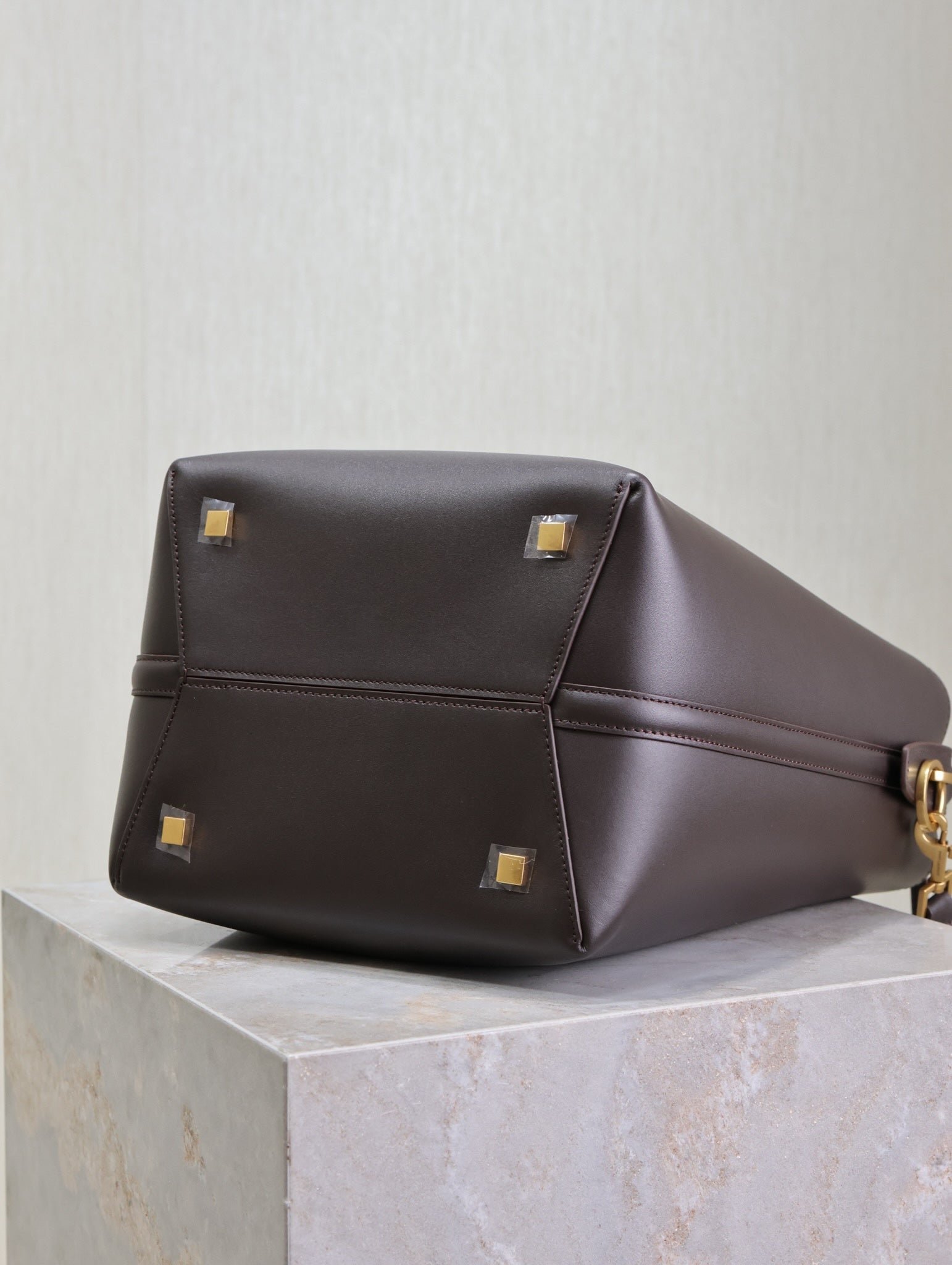 {Style No: RD5BRU2K} LE 37 MEDIUM BUCKET BAG 26 IN BRUNETTE BROWN CALFSKIN GOLD HARDWARE - Image 2