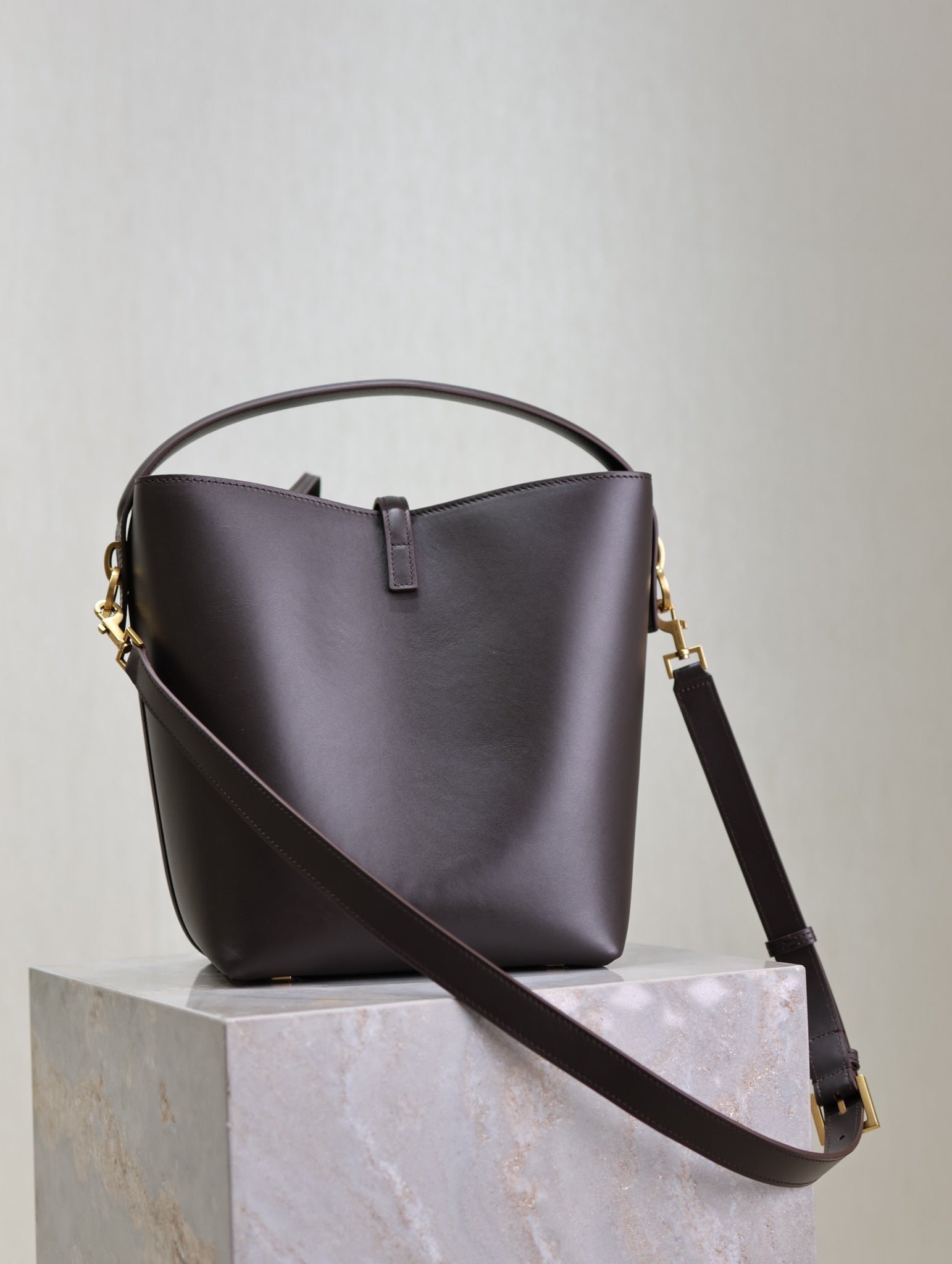 {Style No: RD5BRU2K} LE 37 MEDIUM BUCKET BAG 26 IN BRUNETTE BROWN CALFSKIN GOLD HARDWARE - Image 8