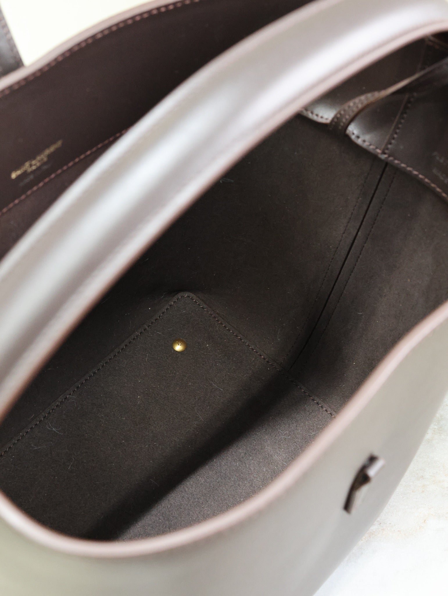{Style No: RD5BRU2K} LE 37 MEDIUM BUCKET BAG 26 IN BRUNETTE BROWN CALFSKIN GOLD HARDWARE - Image 9