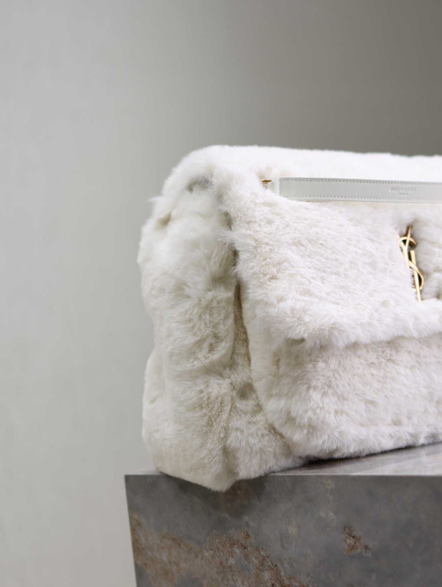 {Style No: BHPHMN3M} NIKI LARGE 32 IN WHITE RABBIT FUR GOLD HARDWARE - Image 4