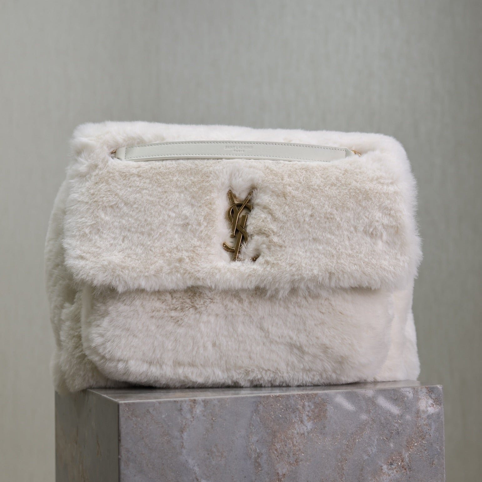 {Style No: BHPHMN3M} NIKI LARGE 32 IN WHITE RABBIT FUR GOLD HARDWARE