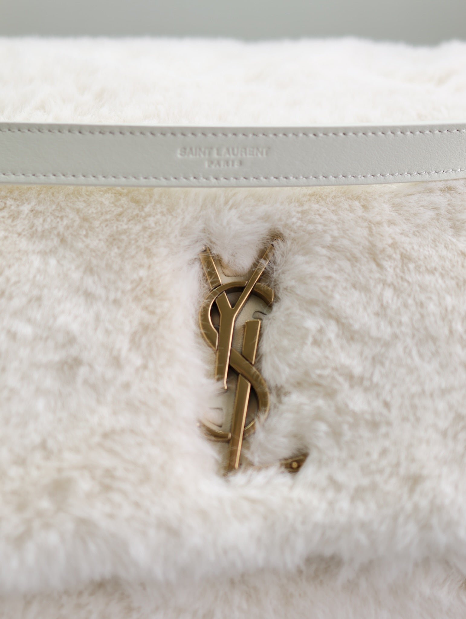 {Style No: BHPHMN3M} NIKI LARGE 32 IN WHITE RABBIT FUR GOLD HARDWARE - Image 5