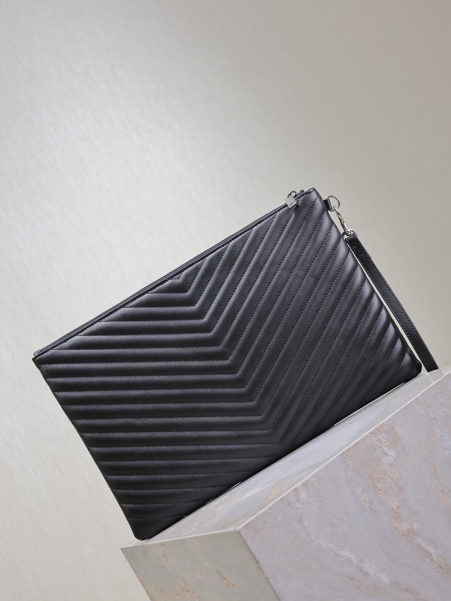 {Style No: W1NR18X6} CLUTCH 36 IN BLACK QUILTED CALFSKIN SILVER BUCKLE - Image 3